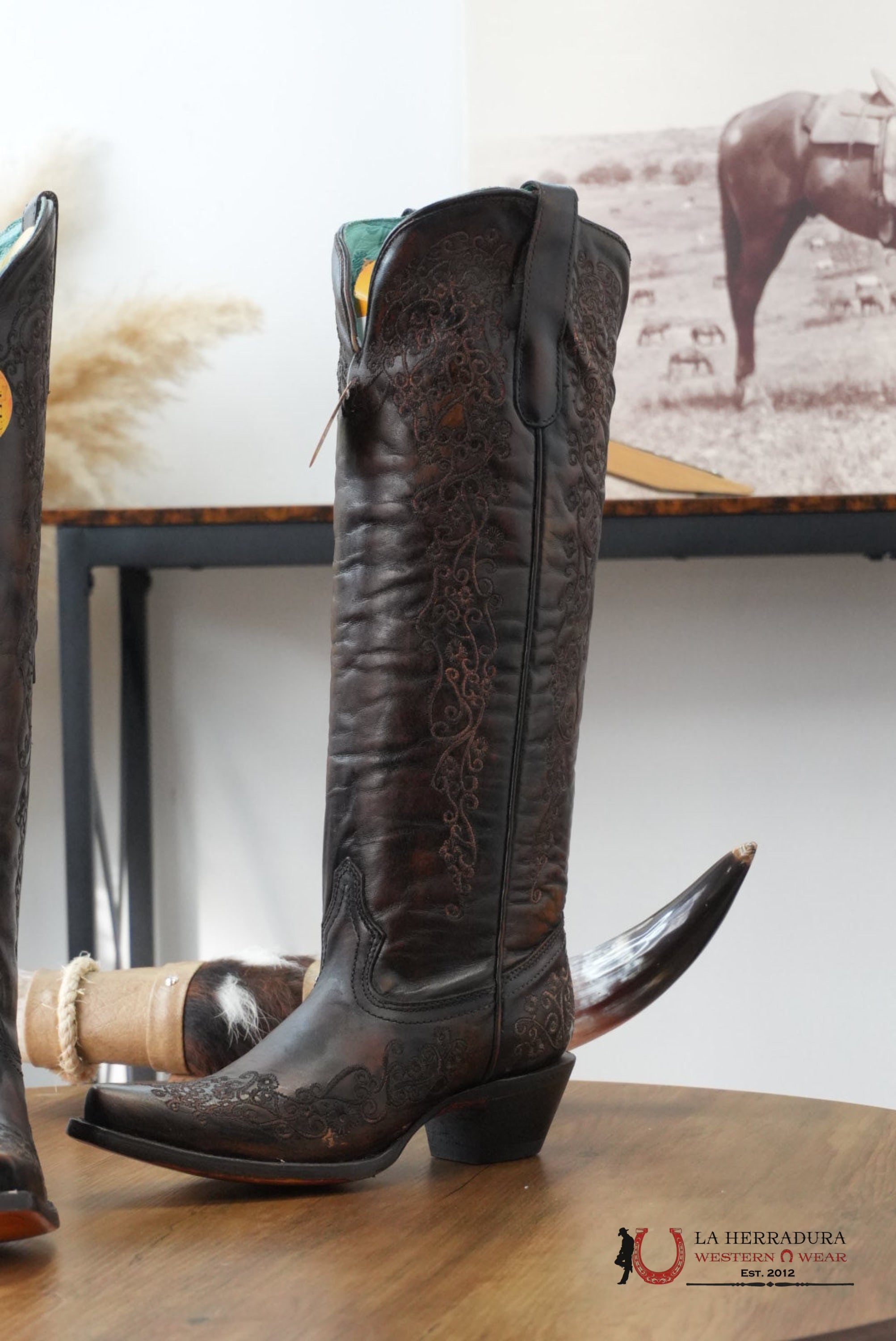 WOMENS CORRAL TALL BOOT BLACK/HONEY FLORAL EMB. BOTAS MUJERES