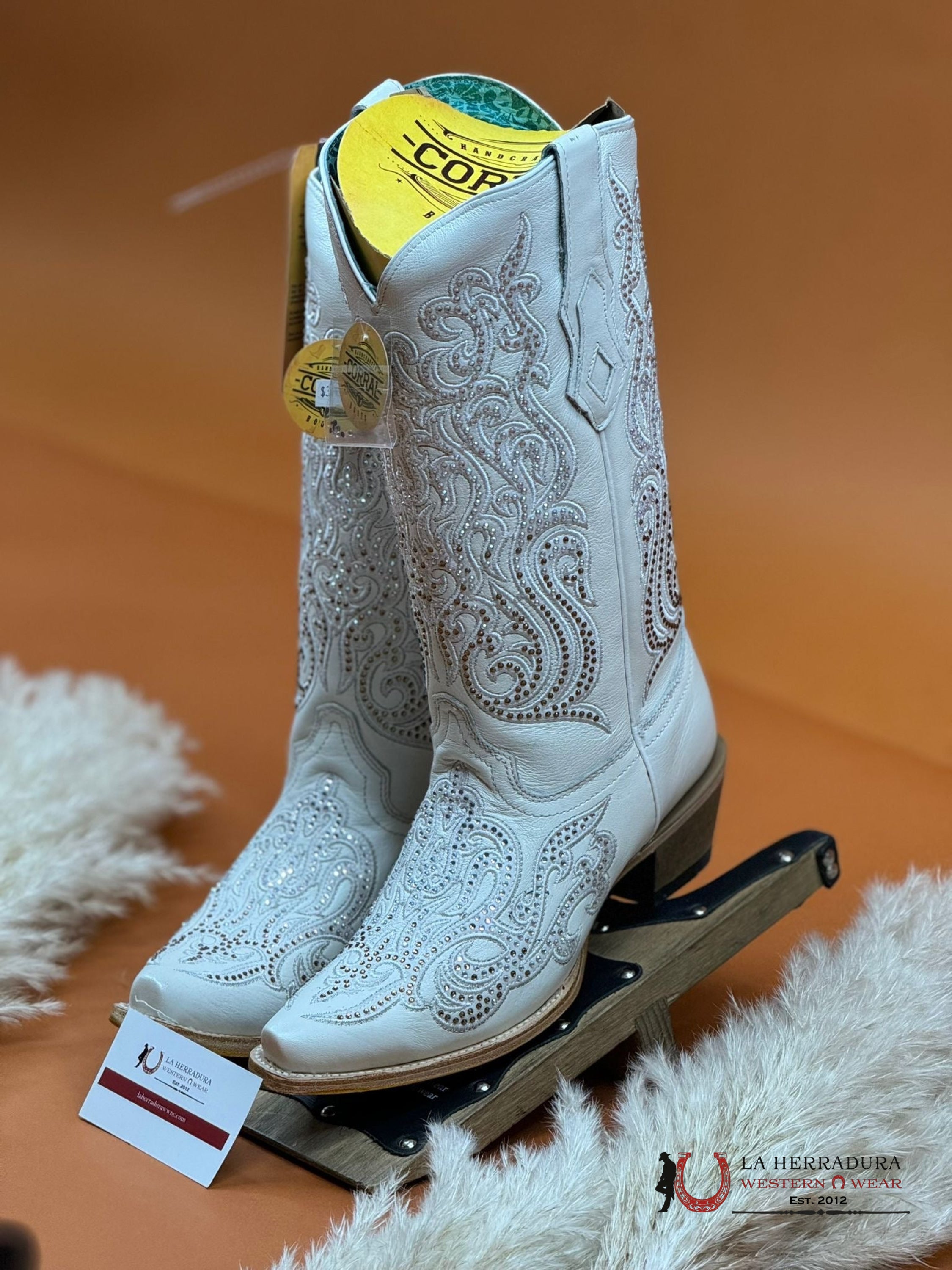 Corral White Embroidery & Crystals Point Toe Boot C4103 Botas Mujeres
