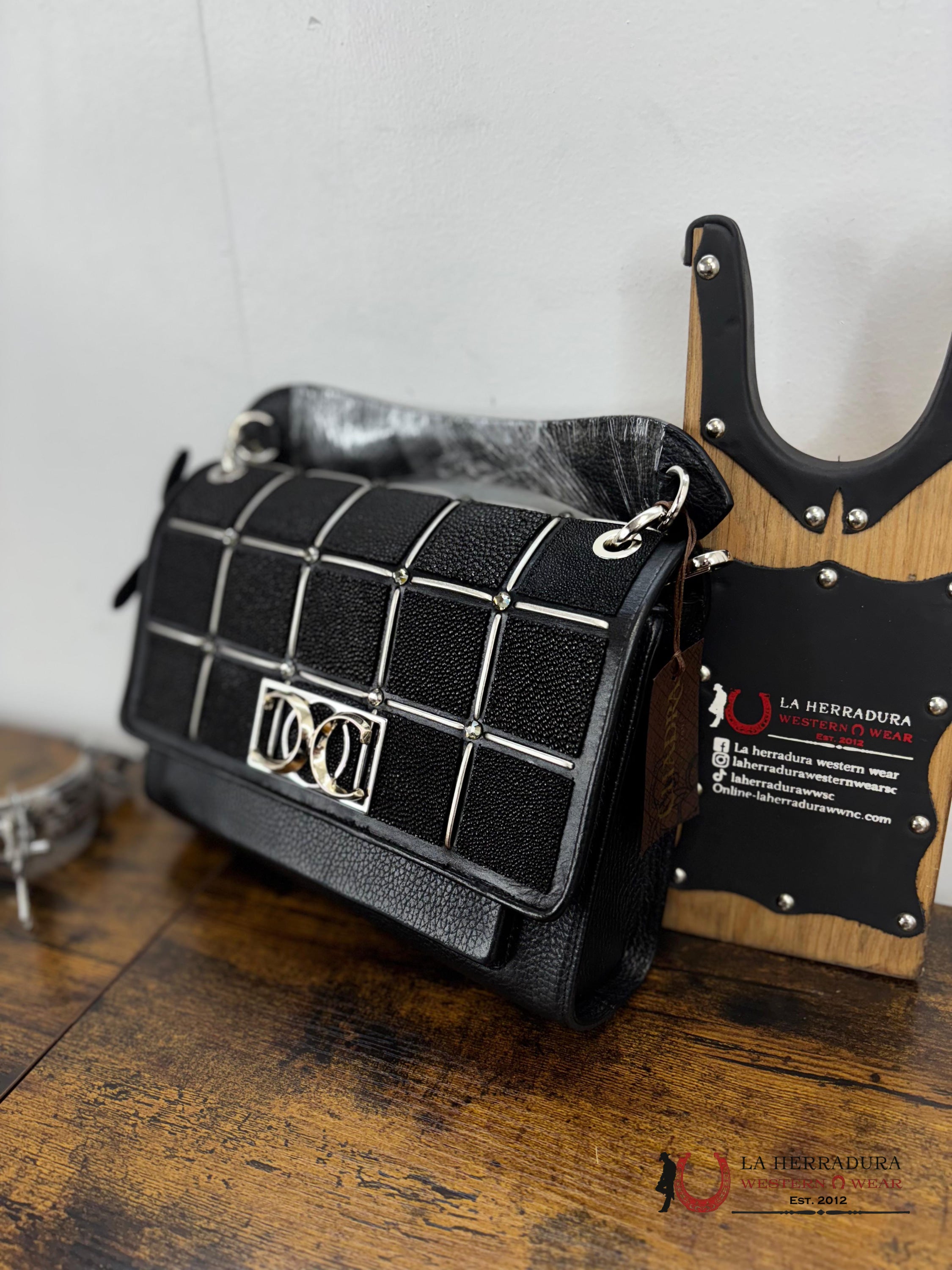 Cuadra Black Mantarraya Square Bag Ropa Mujeres