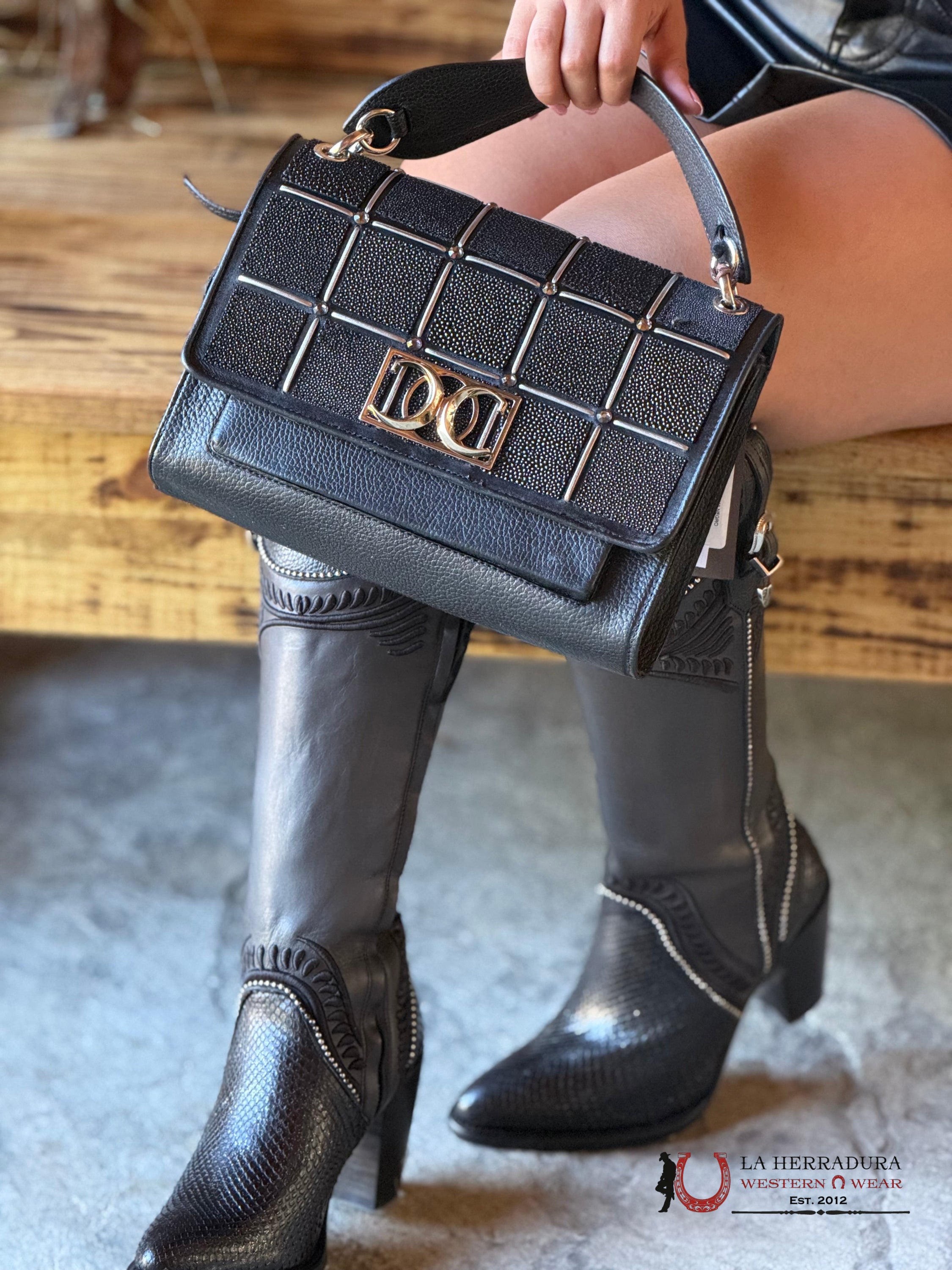 Cuadra Black Mantarraya Square Bag Ropa Mujeres