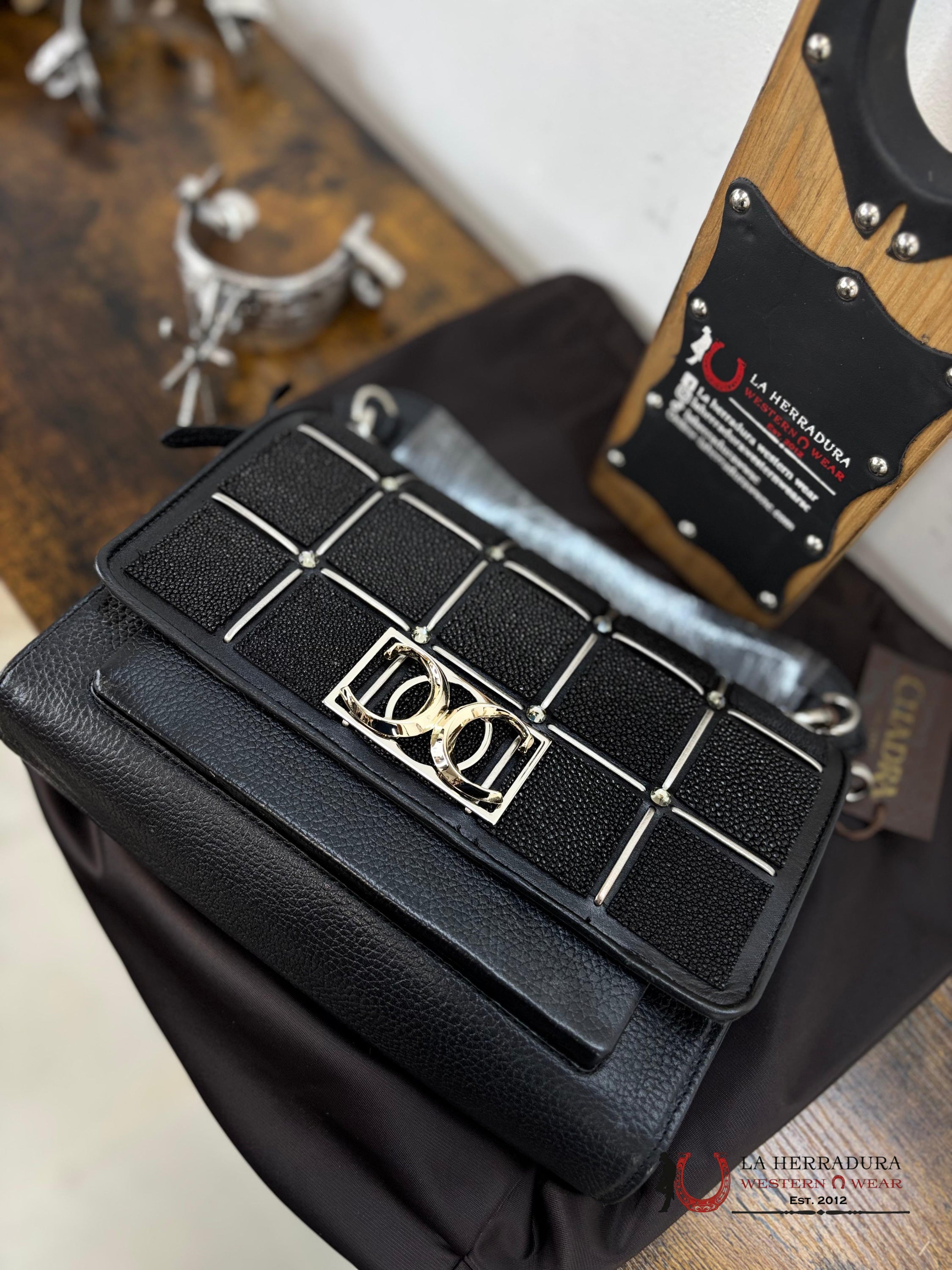 Cuadra Black Mantarraya Square Bag Ropa Mujeres