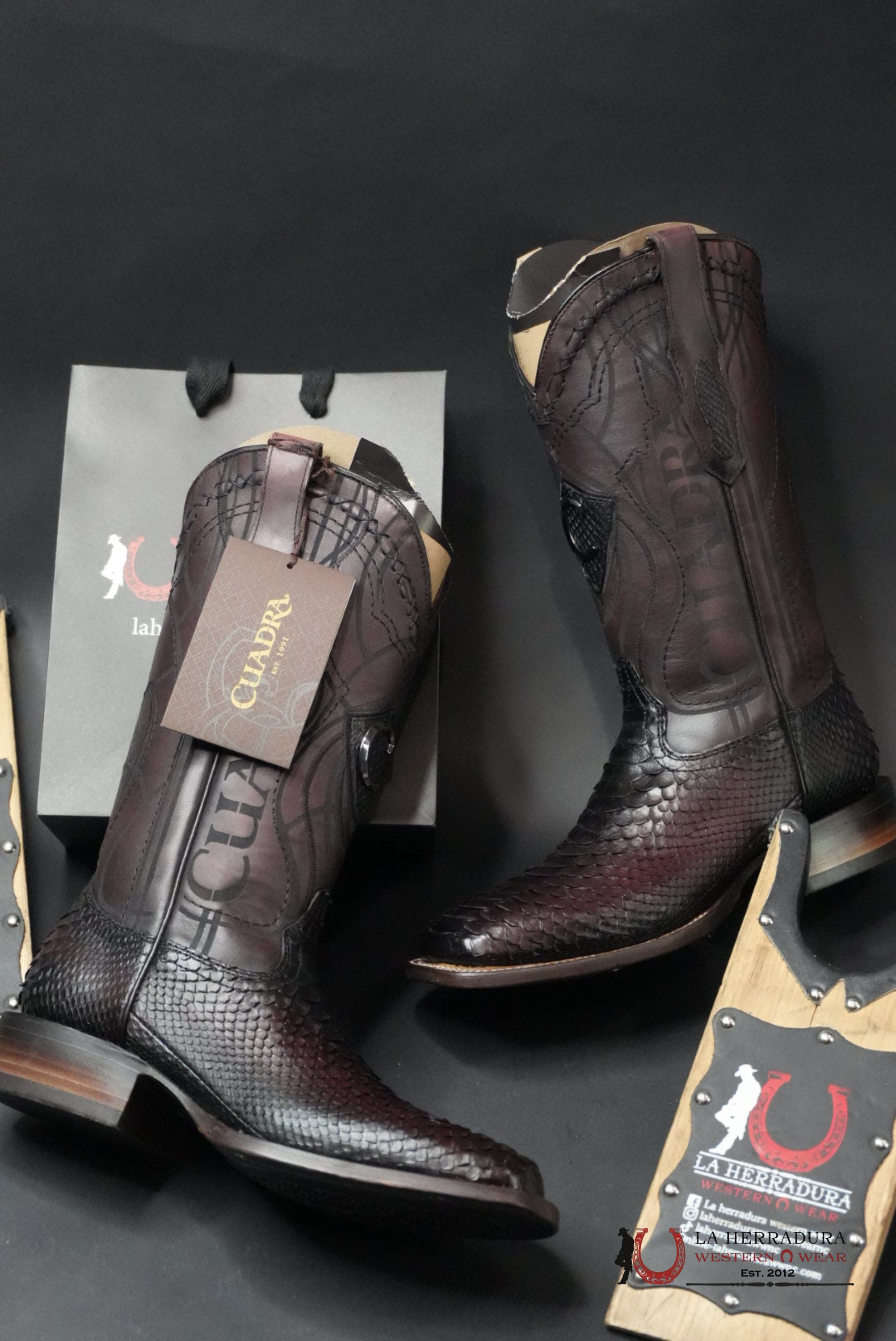 CUADRA BOOT PYTHON LISBOA CHERRY/GUINDA EMBROIDERED & LASER & WOVEN SQUARE TOE BOTAS HOMBRES