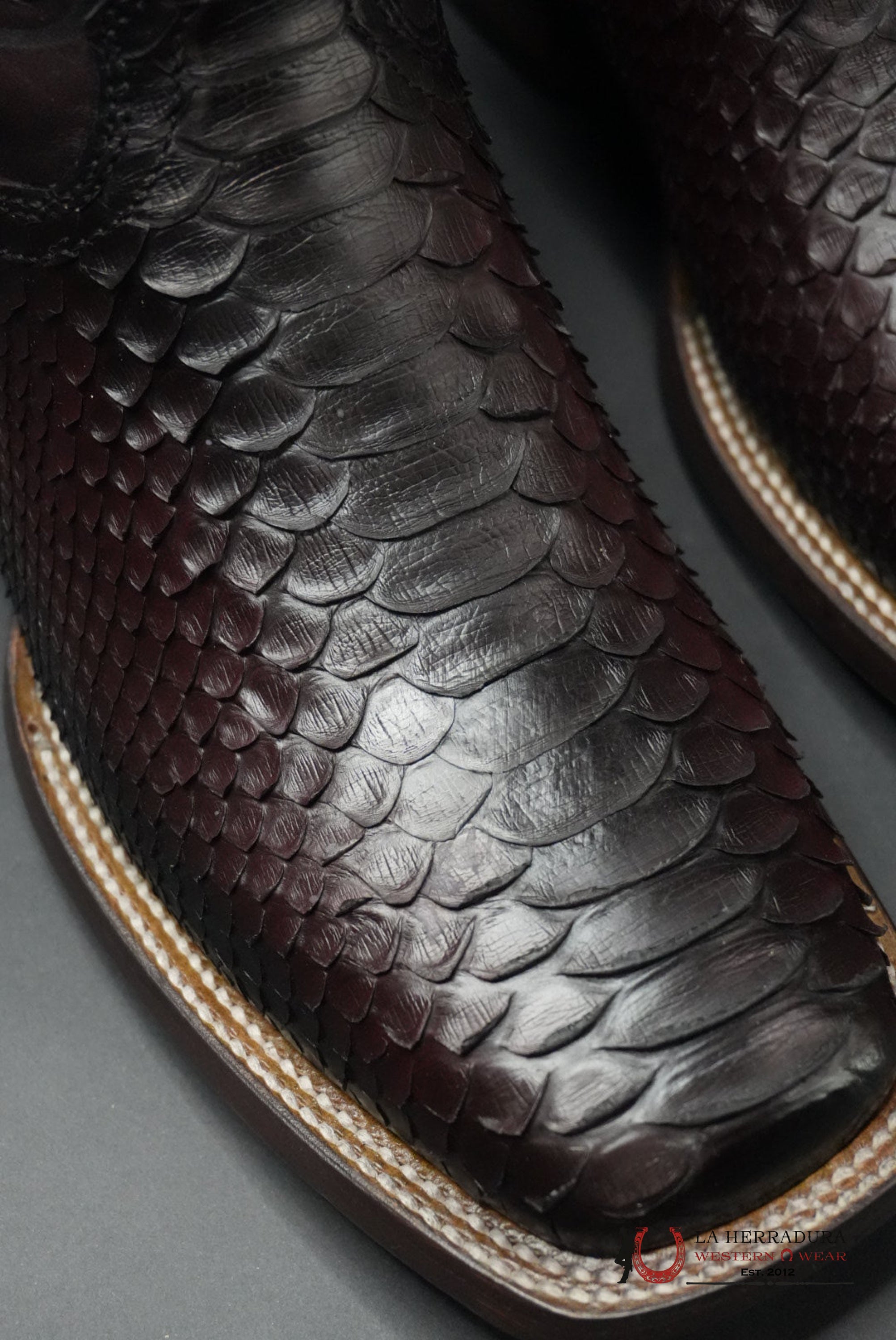 CUADRA BOOT PYTHON LISBOA CHERRY/GUINDA EMBROIDERED & LASER & WOVEN SQUARE TOE BOTAS HOMBRES