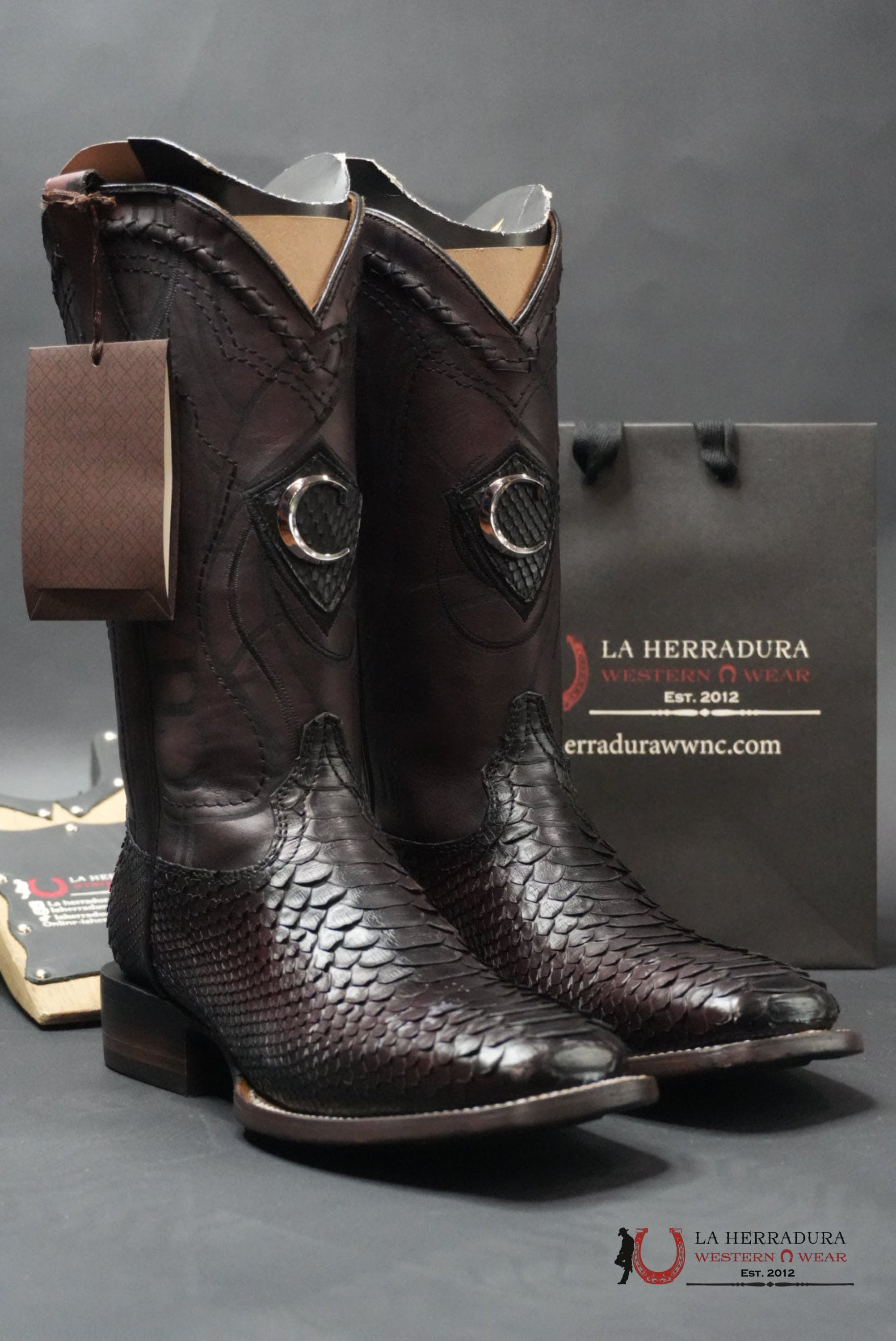 CUADRA BOOT PYTHON LISBOA CHERRY/GUINDA EMBROIDERED & LASER & WOVEN SQUARE TOE BOTAS HOMBRES