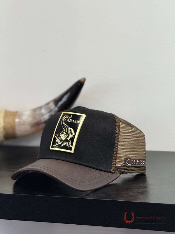 GORRA DE PIEL DE COCODRILO MARRÓN OSCURO CUADRA CON PARCHE DE METAL - CC117