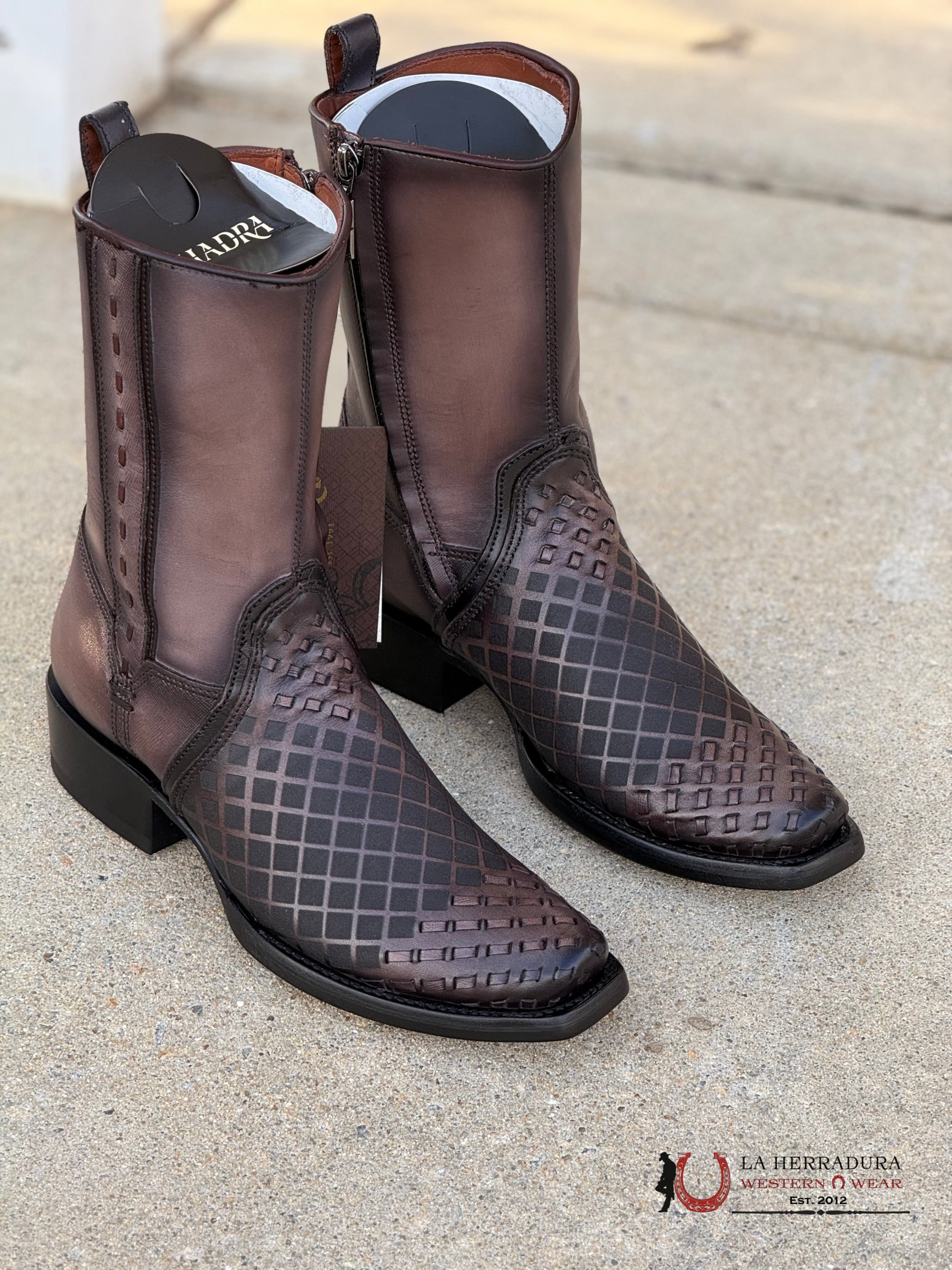 Cuadra Short Boot De Res Sillero Over Light Negro Narrow Square Toe Botas Hombres