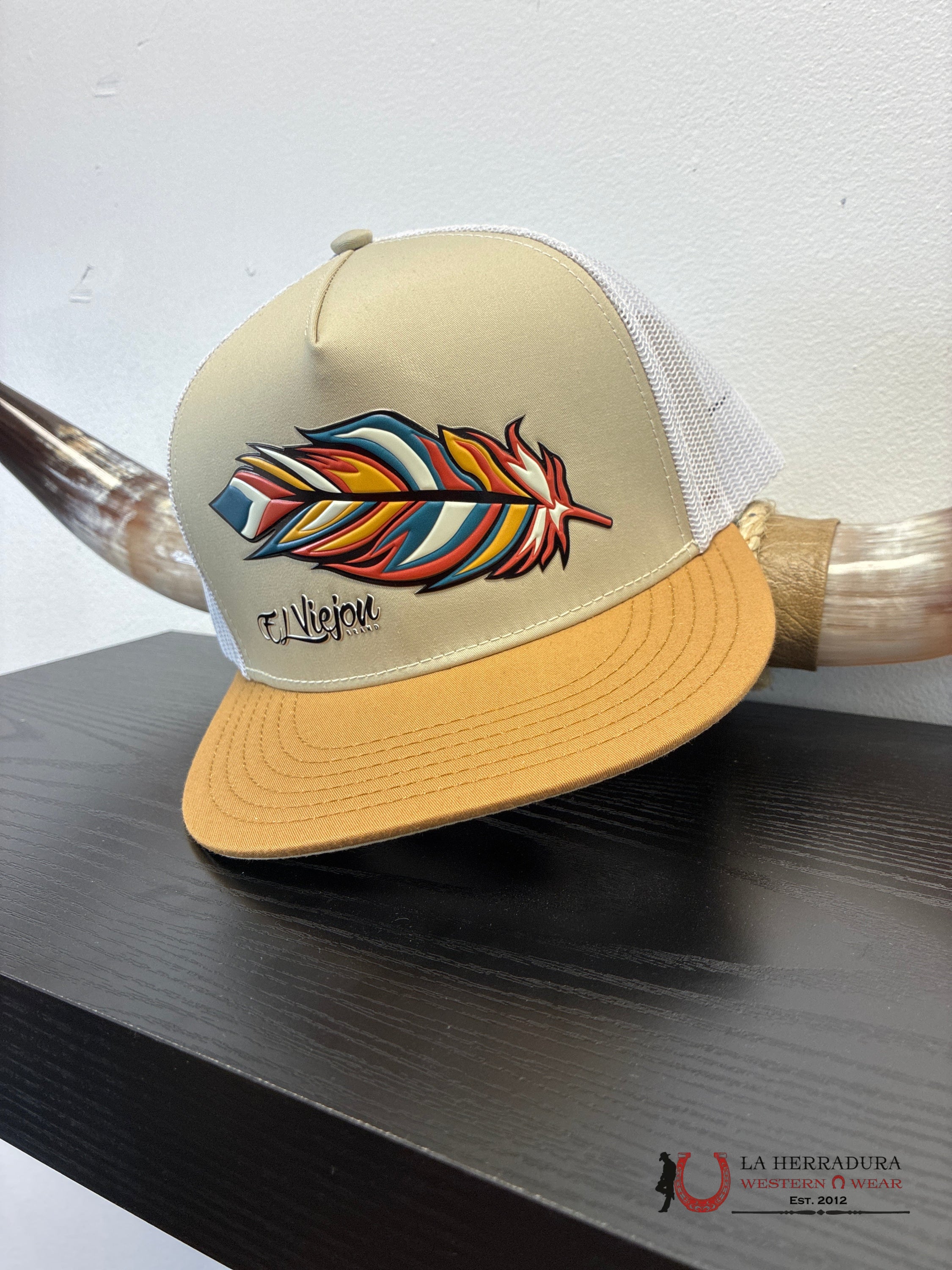 EL VIEJON LOGO WHITE 02 pluma multicolores CAP CAPS MENS GORRAS HOMBRES