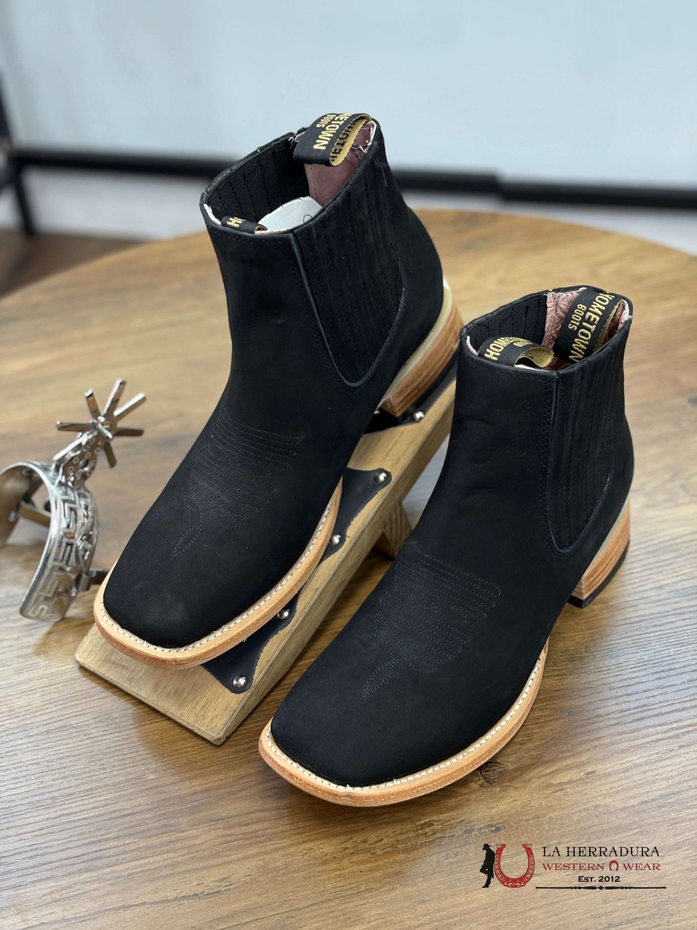 HOMETOWN NOBUCK BLACK SHORT BOOT SQ. TOEj