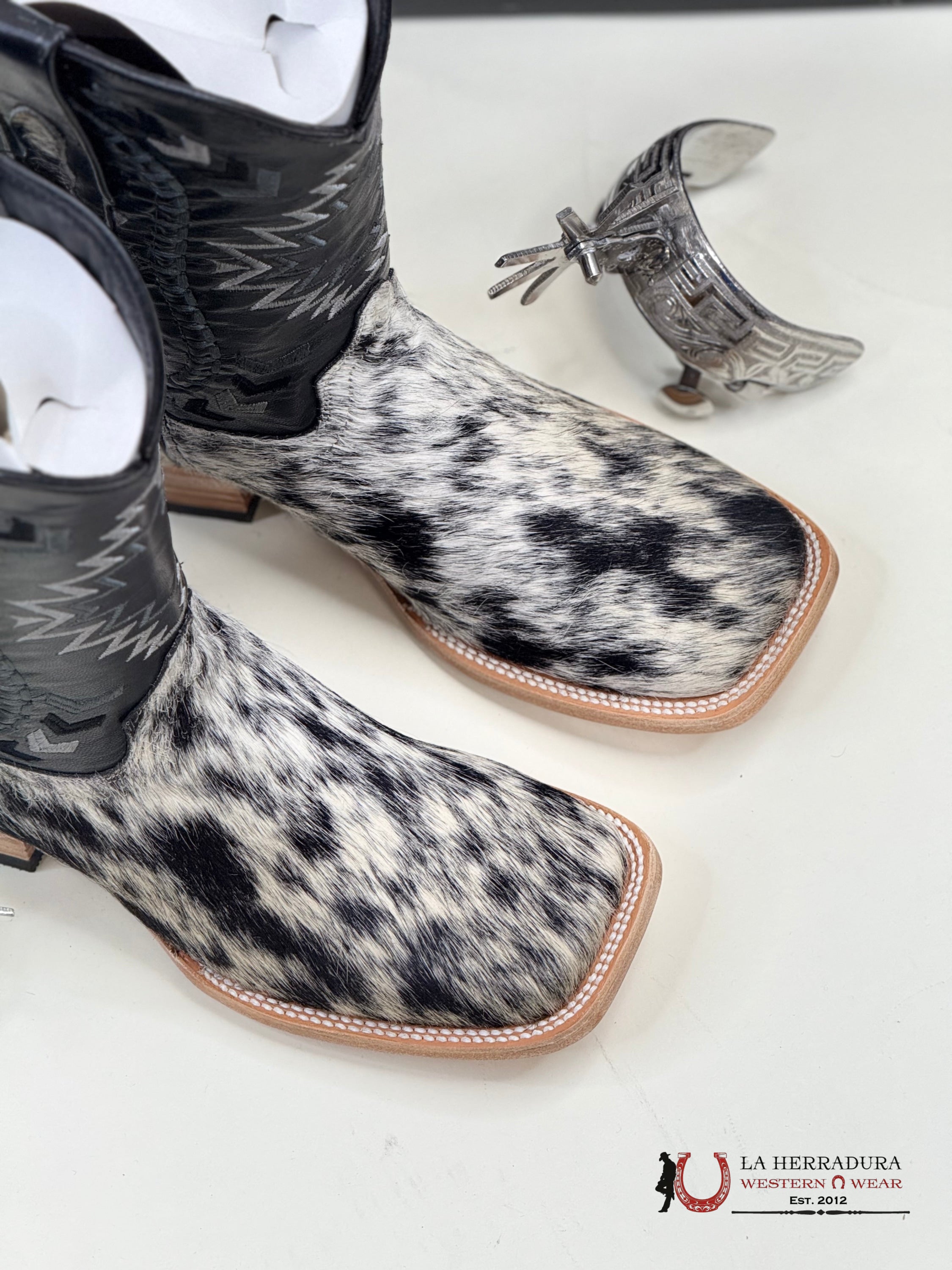 LA HERRADURA EXOTIC COWHIDE BLACK & WHITE CHEROKEE STITCHING SQ. TOE -