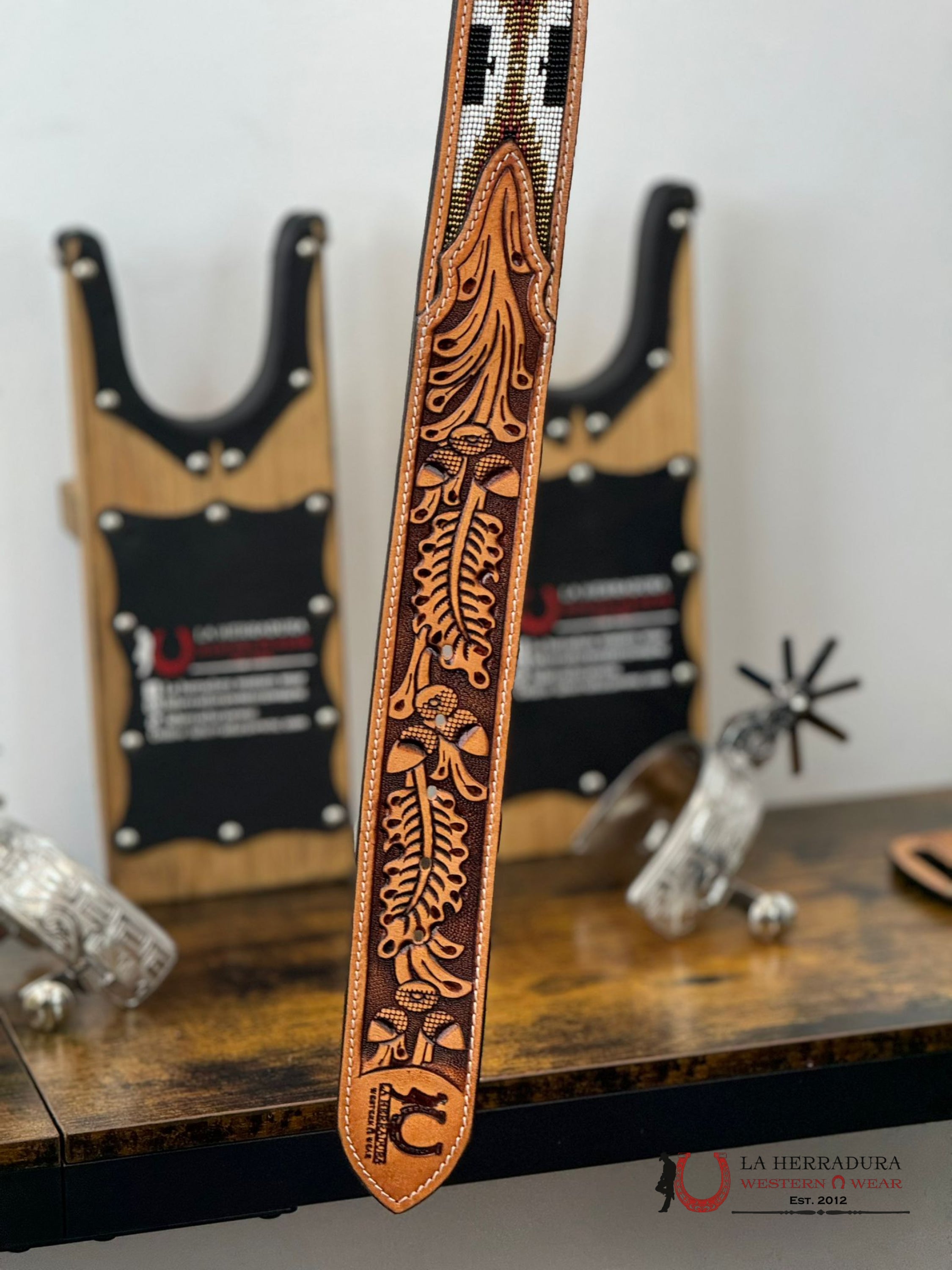 La Herradura Tan White Handtooled 2 Inch Belt Cinturones Hombres