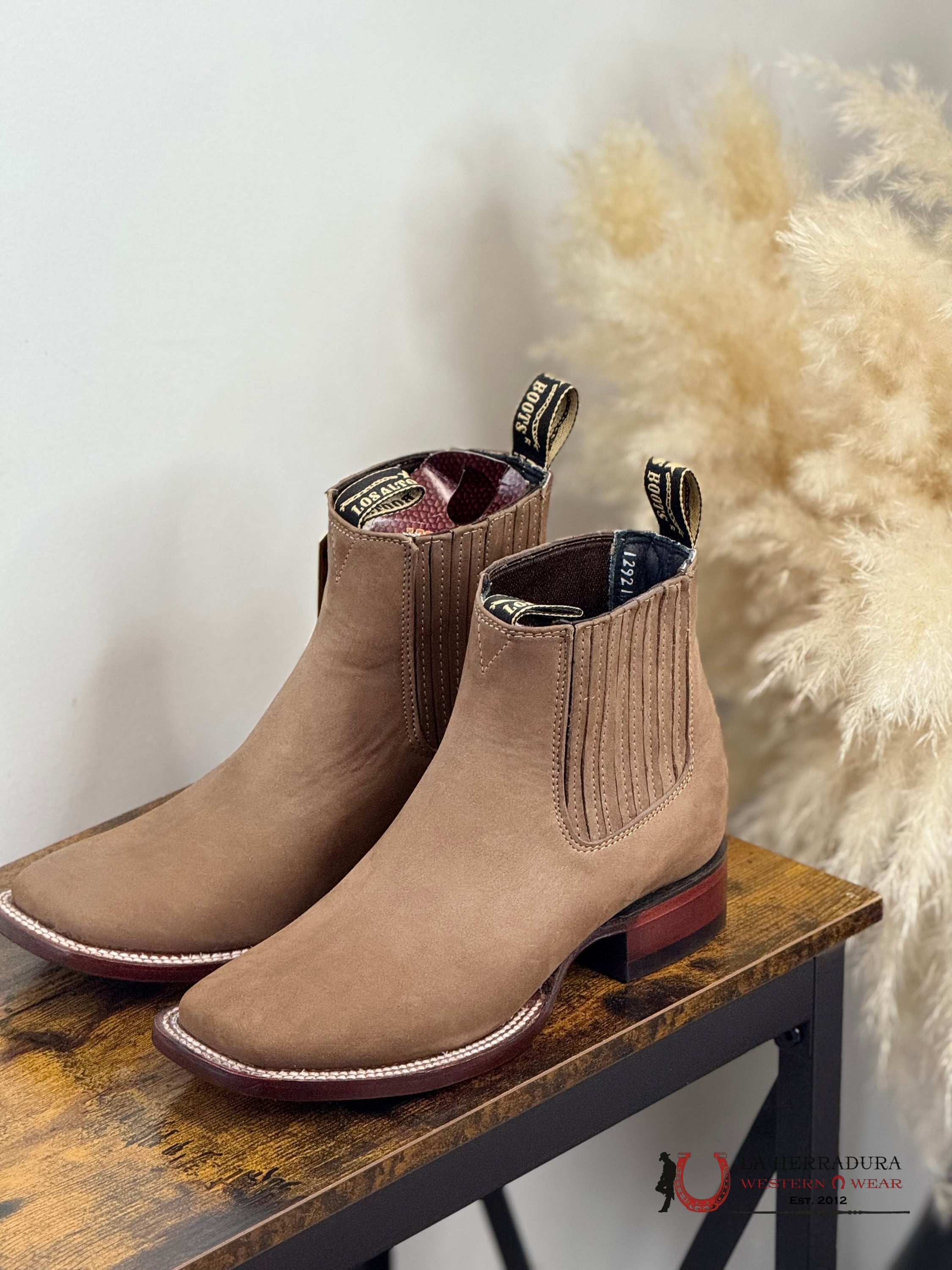 LOS ALTOS SHORT BOOT NOBUCK TAUPE SQ. TOE -82B6361 BOTAS HOMBRES