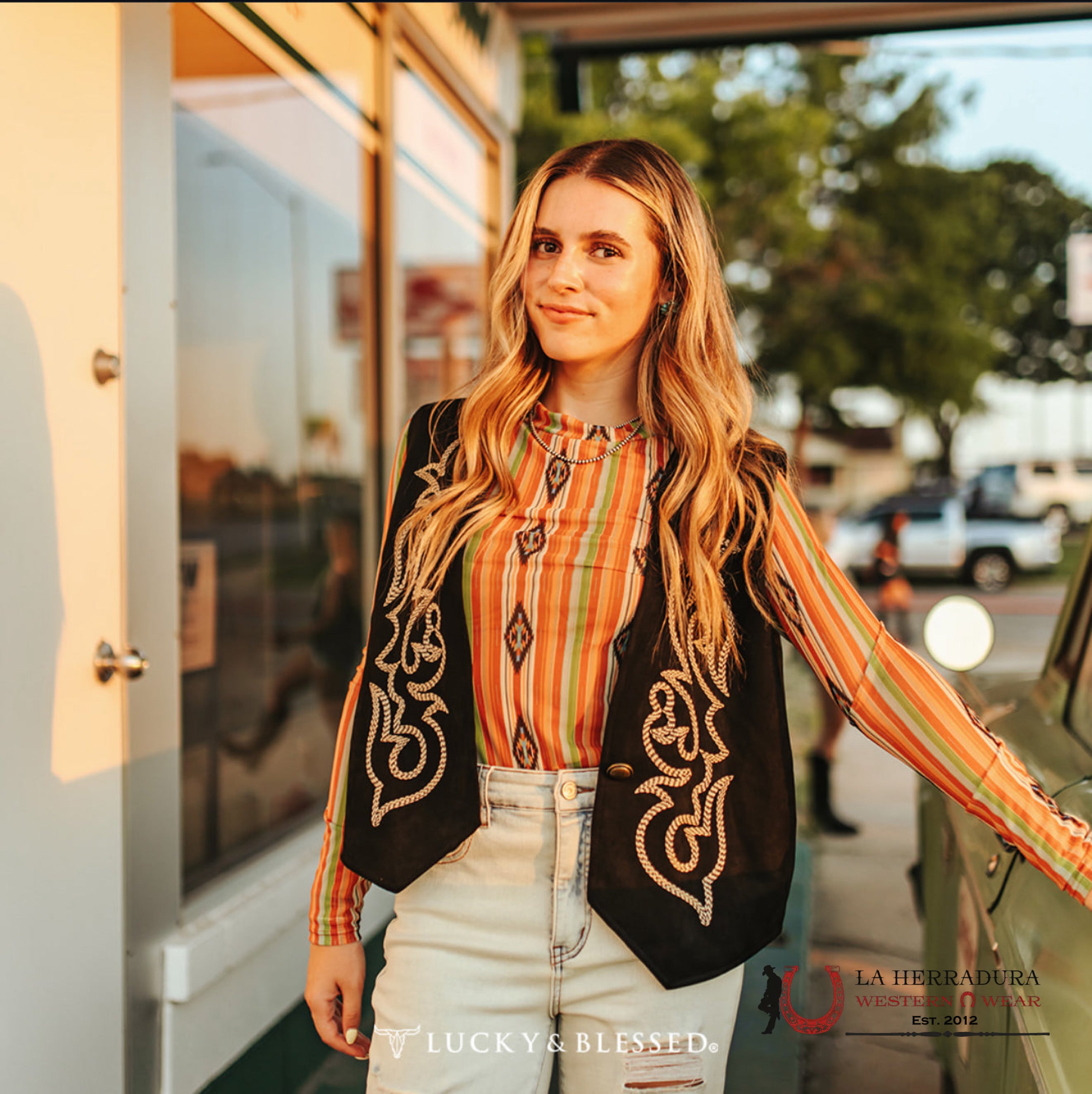 LUCKY & BLESSED BLACK VEST WITH BEIGE EMBROIDERY ROPA MUJERES