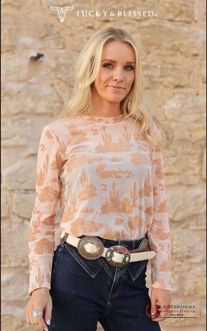 Lucky & Blessed Blusa nude de manga larga con estampado de gamuza western TO1069