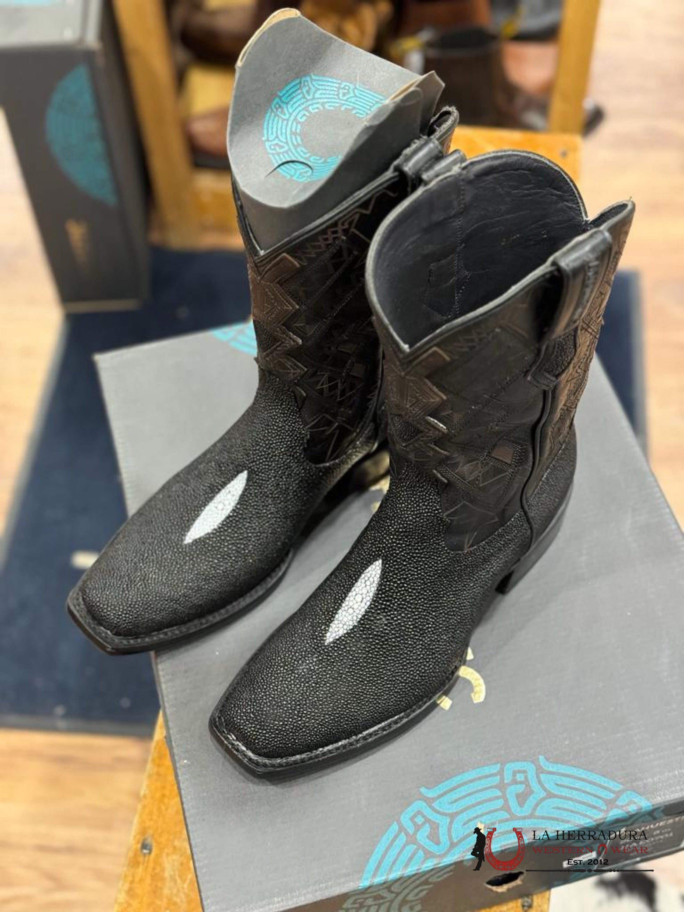 MAHUESTIC STINGRAY BLACK NARROW SQ. TOE -NAE0701