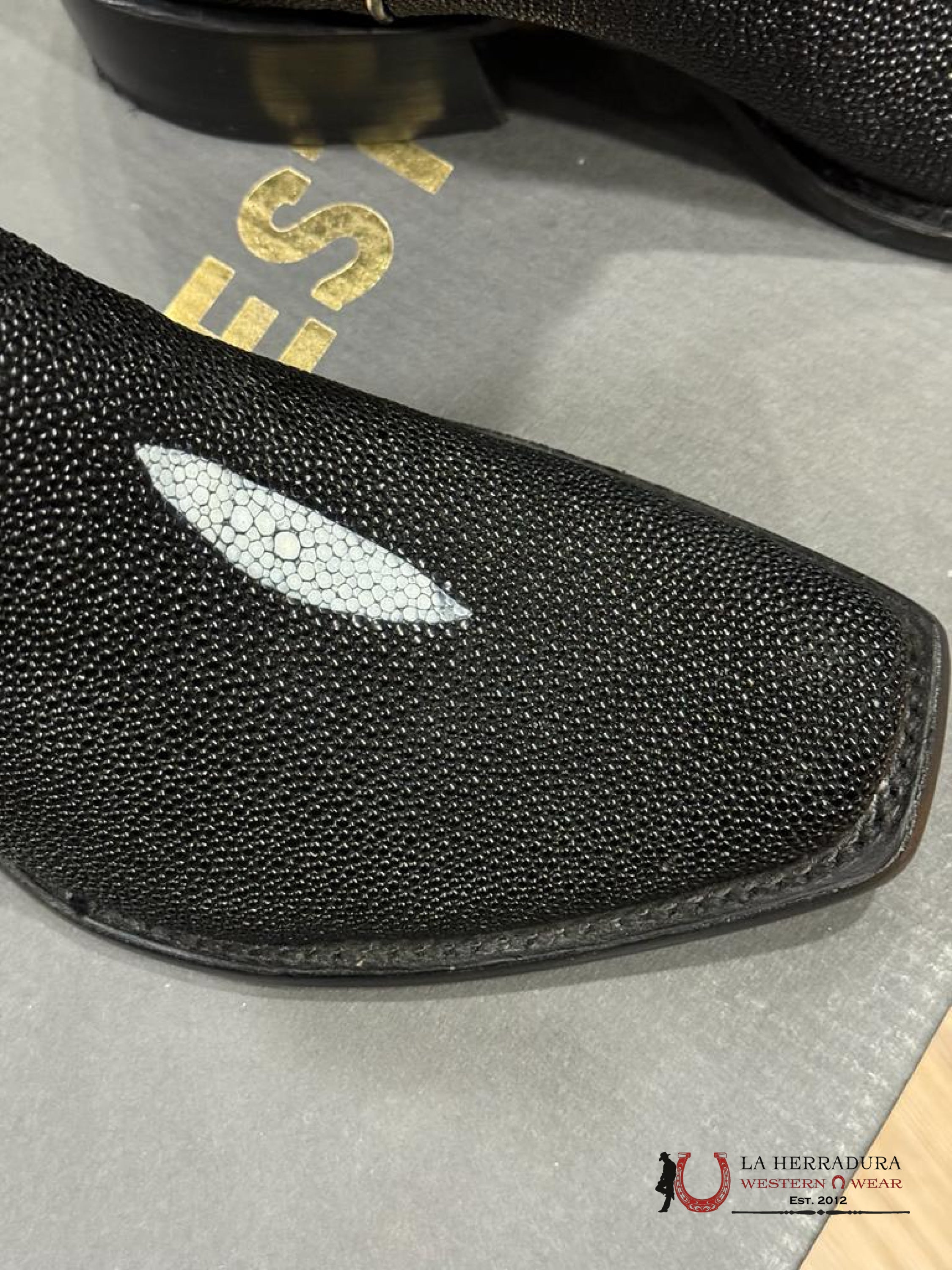 MAHUESTIC STINGRAY BLACK NARROW SQ. TOE -NAE0701