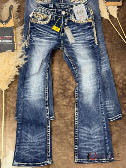 MARIANA ROCK EN VAQUEROS OSCUROS CORTE BOTA CON BORDADOS AMARILLOS Y NARANJAS RA9327-PB