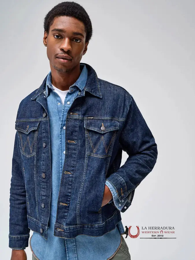 Men’s Wrangler® Classic Denim Trucker Jacket In Dark Wash Ropa Hombres