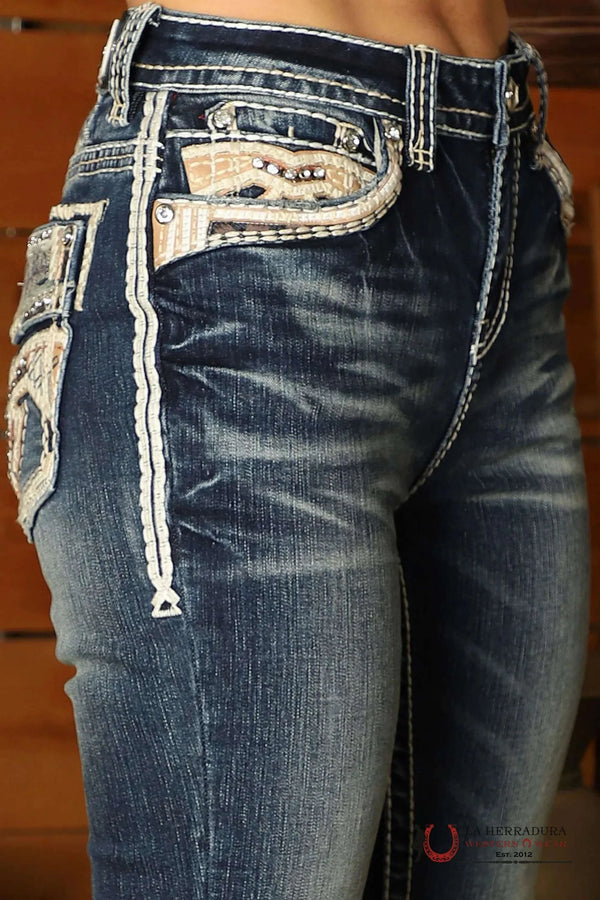 NATALIA ROCK EN JEANS CORTE BOTA LAVADO OSCURO COSTURAS DURAZNO Y CANELA BORDADO PEDRERÍA Ra-9320-PB