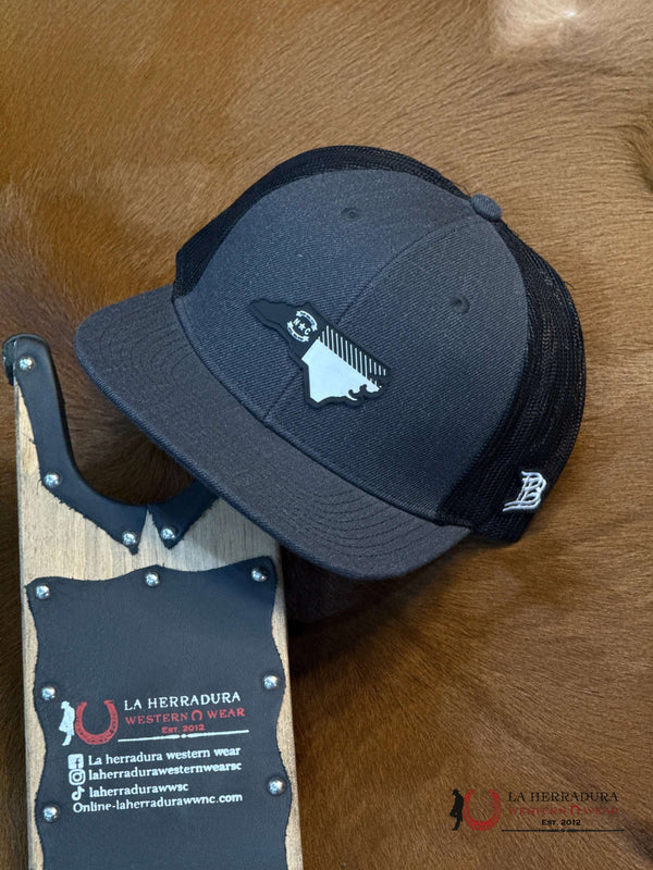 GORRA NEGRA Y GRIS CON LA BANDERA DE NC