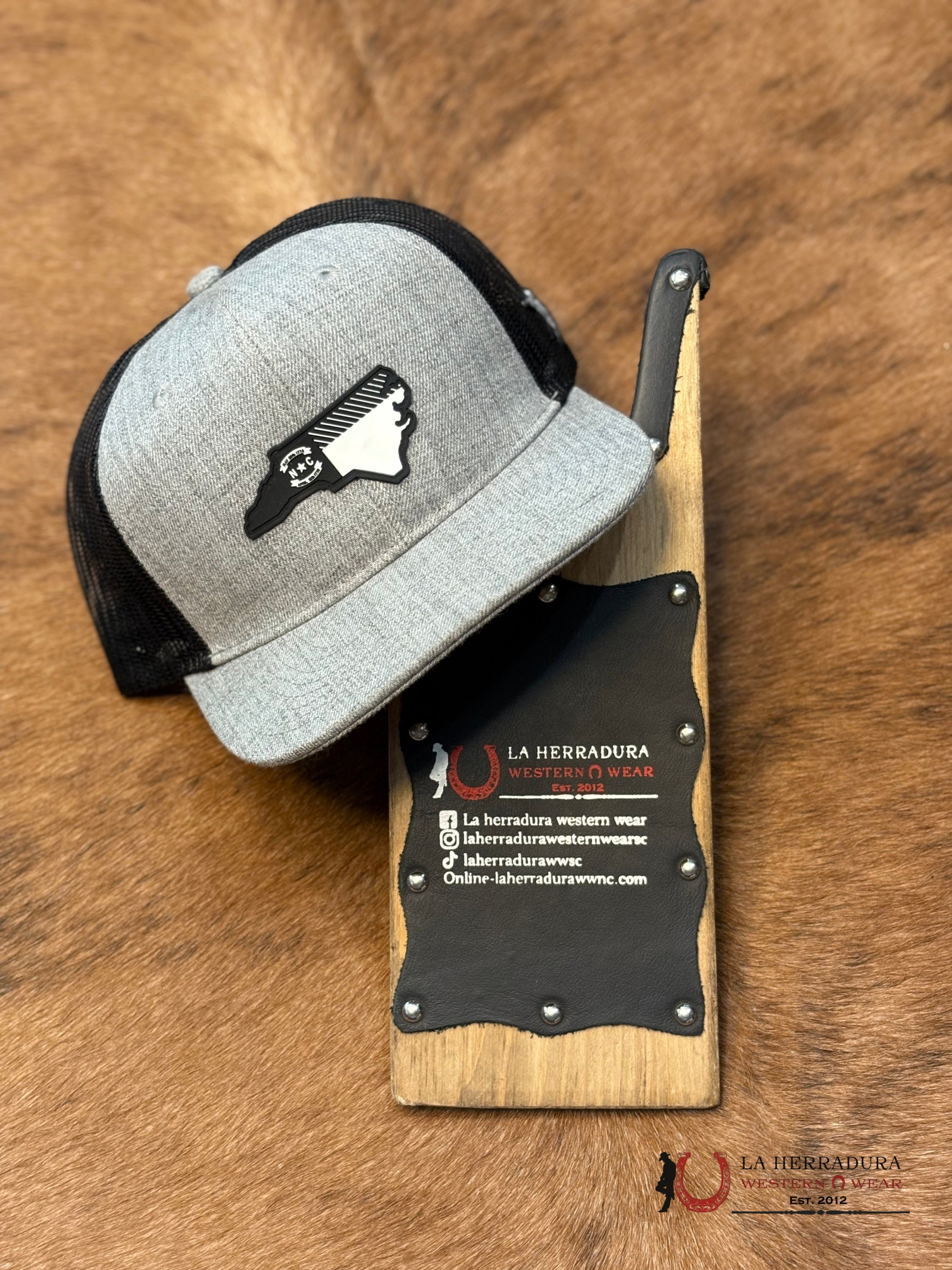 NC FLAG BLACK /WHITE CAP