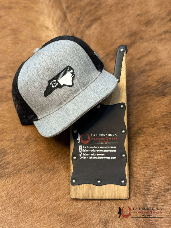BANDERA NC NEGRA /GORRA BLANCA
