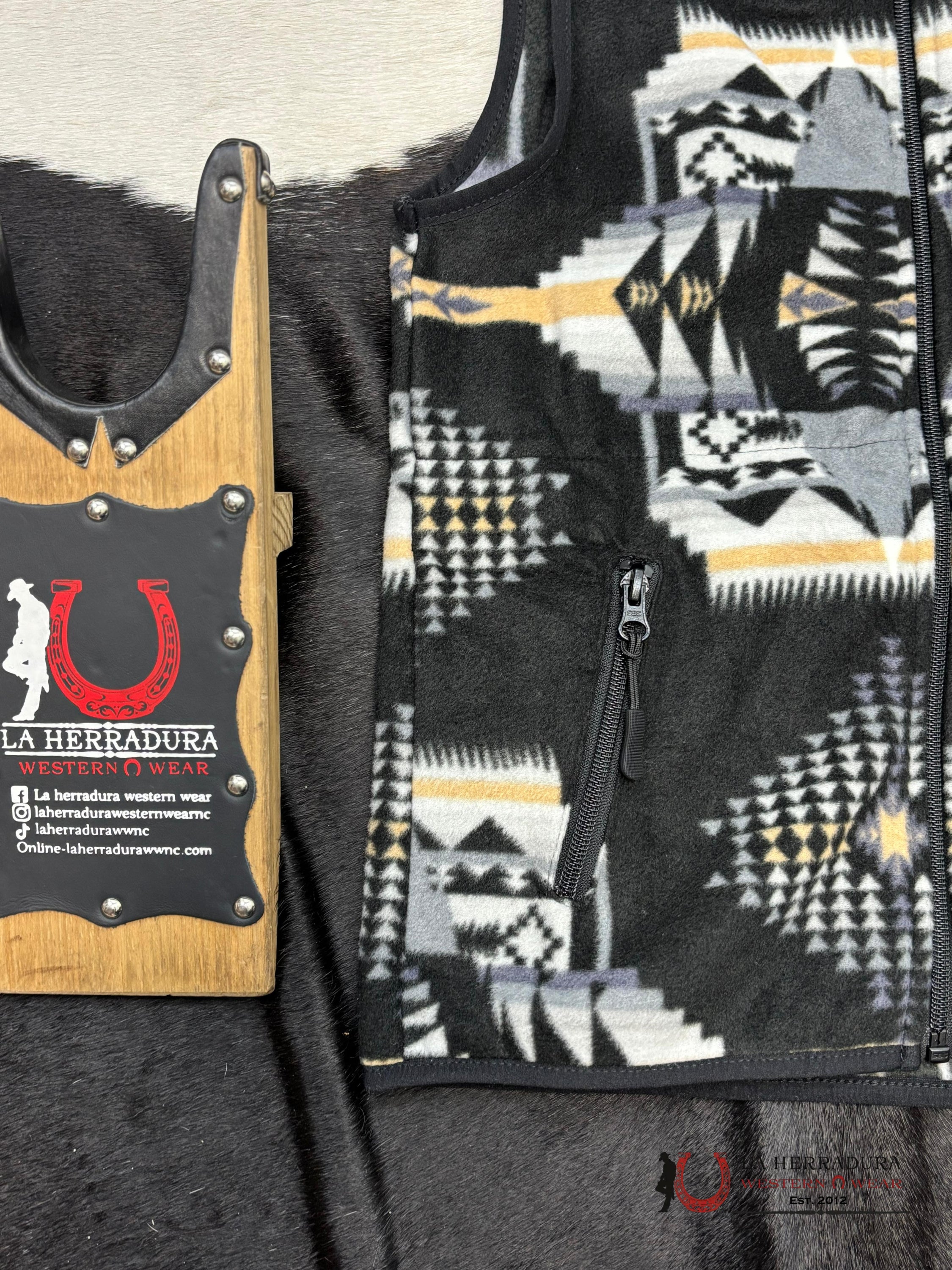 Panhandle Black Aztec Printed Fleece Vest Niños