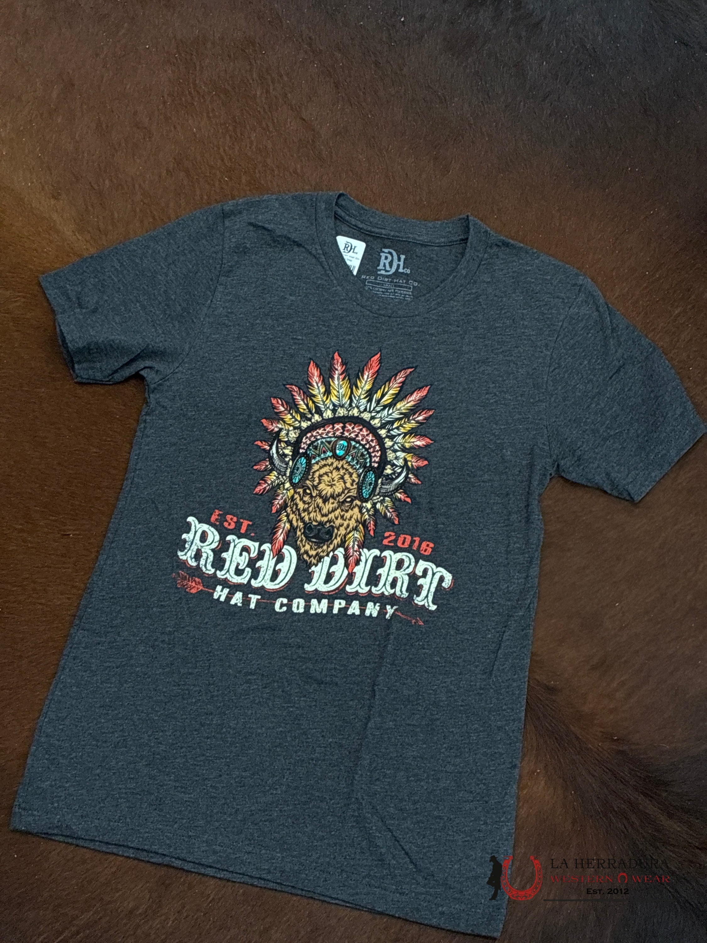 RED DIRT HAT CO. -BRISON HEAD DRESS TSHIRT ROPA HOMBRES