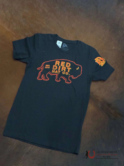 RED DIRT HAT CO. - CAMISETA CON LETRERO DE NEÓN