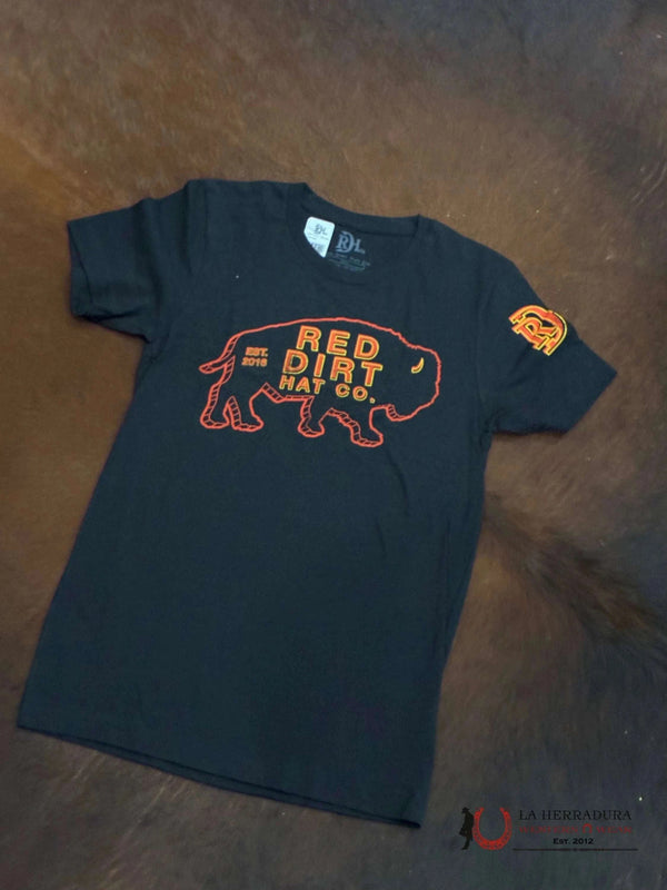 RED DIRT HAT CO. - CAMISETA CON LETRERO DE NEÓN