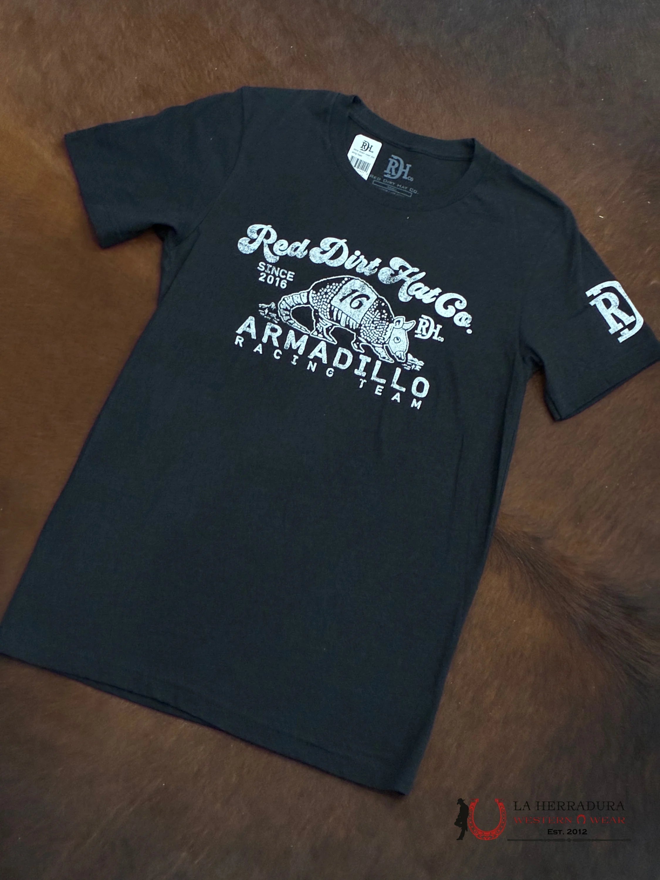 RED DIRT HAT CO. - TSHIRT ACING TEAM ROPA HOMBRES