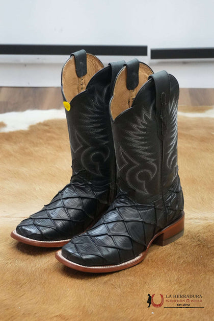 BOTA DE PUNTA CUADRADA NEGRA IMITACIÓN PIEL DE PESCADO REYWELT