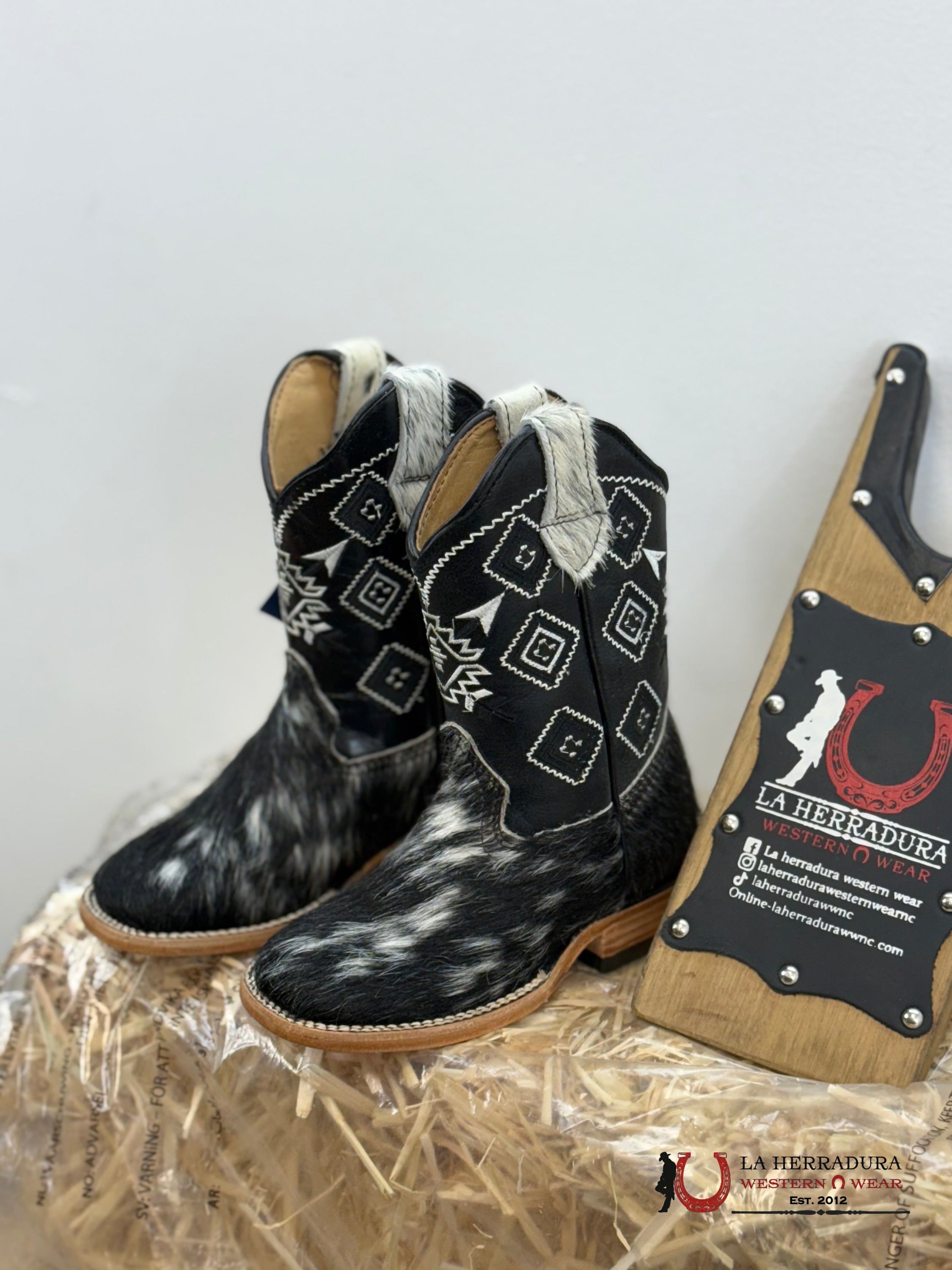 ROCKEM KIDS COWHIDE BLACK&WHITE SQ. TOE *EVERY PAIR IS UNIQUE* NIÑOS