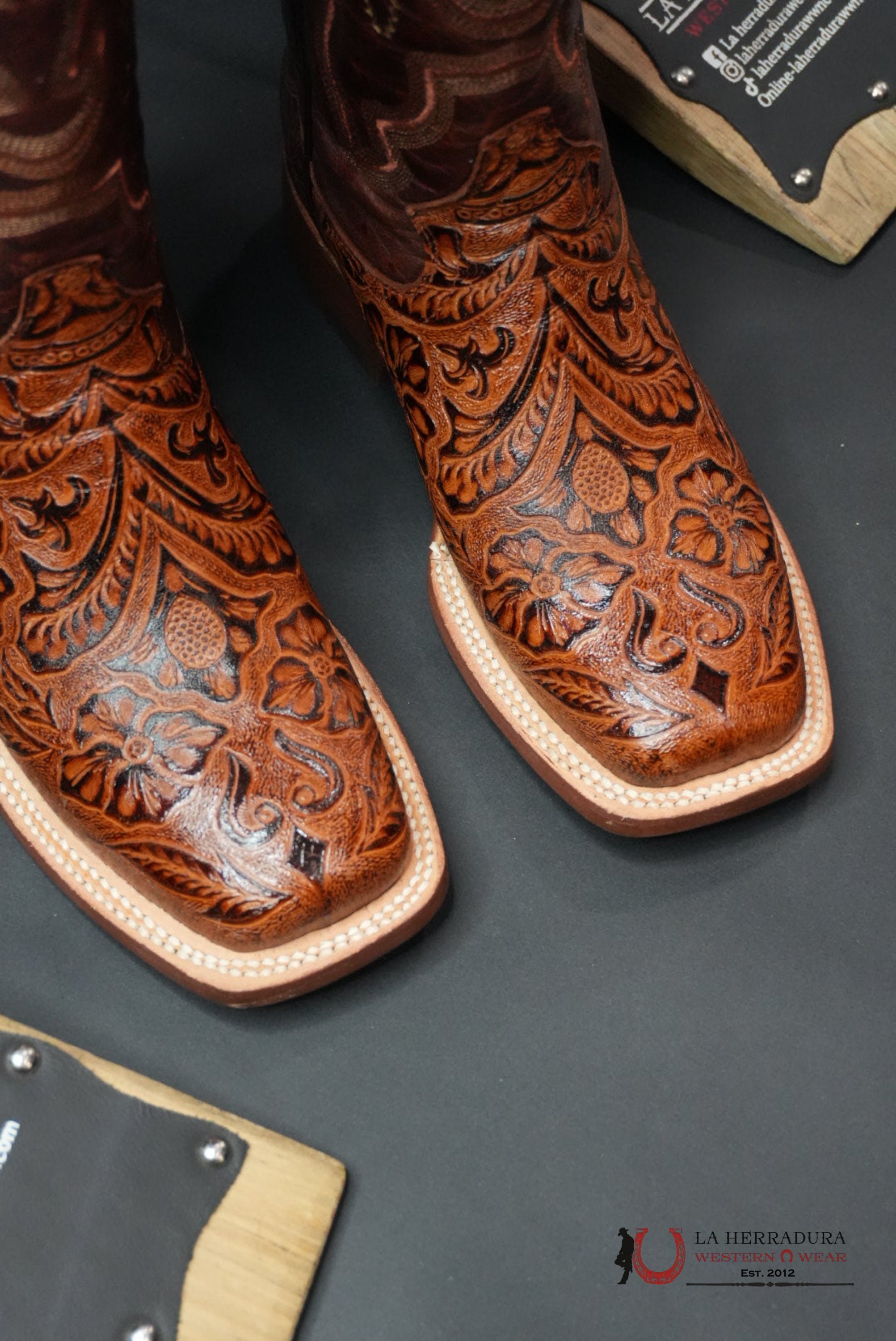 TANNER MARK WOMEN’S COGÑAC FANGO TOP HAND TOOLED PRINT BOTAS MUJERES