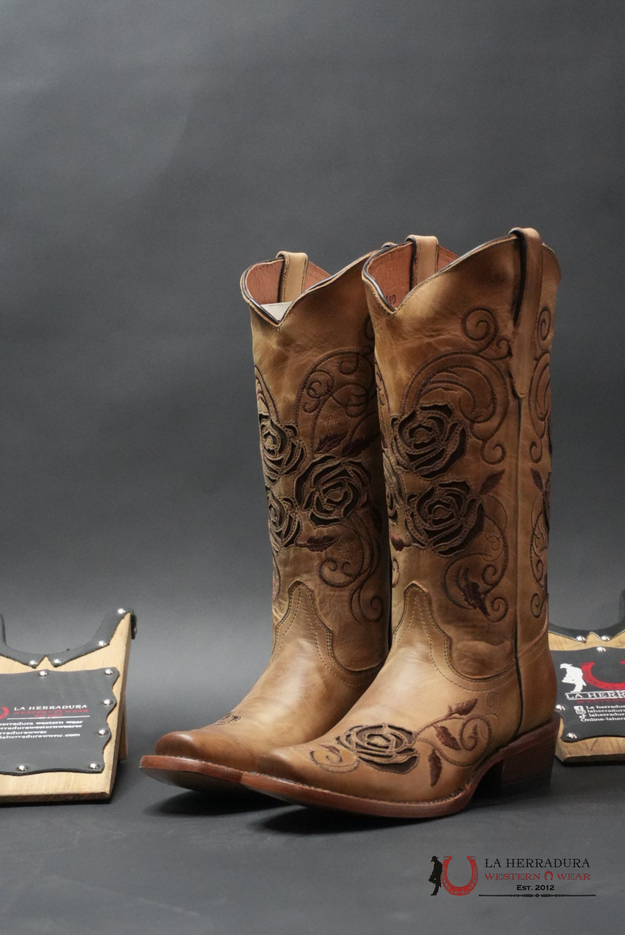 TANNER MARK WOMEN’S MCALLEN SAND WITH BROWN ROSES INLAY BOTAS MUJERES