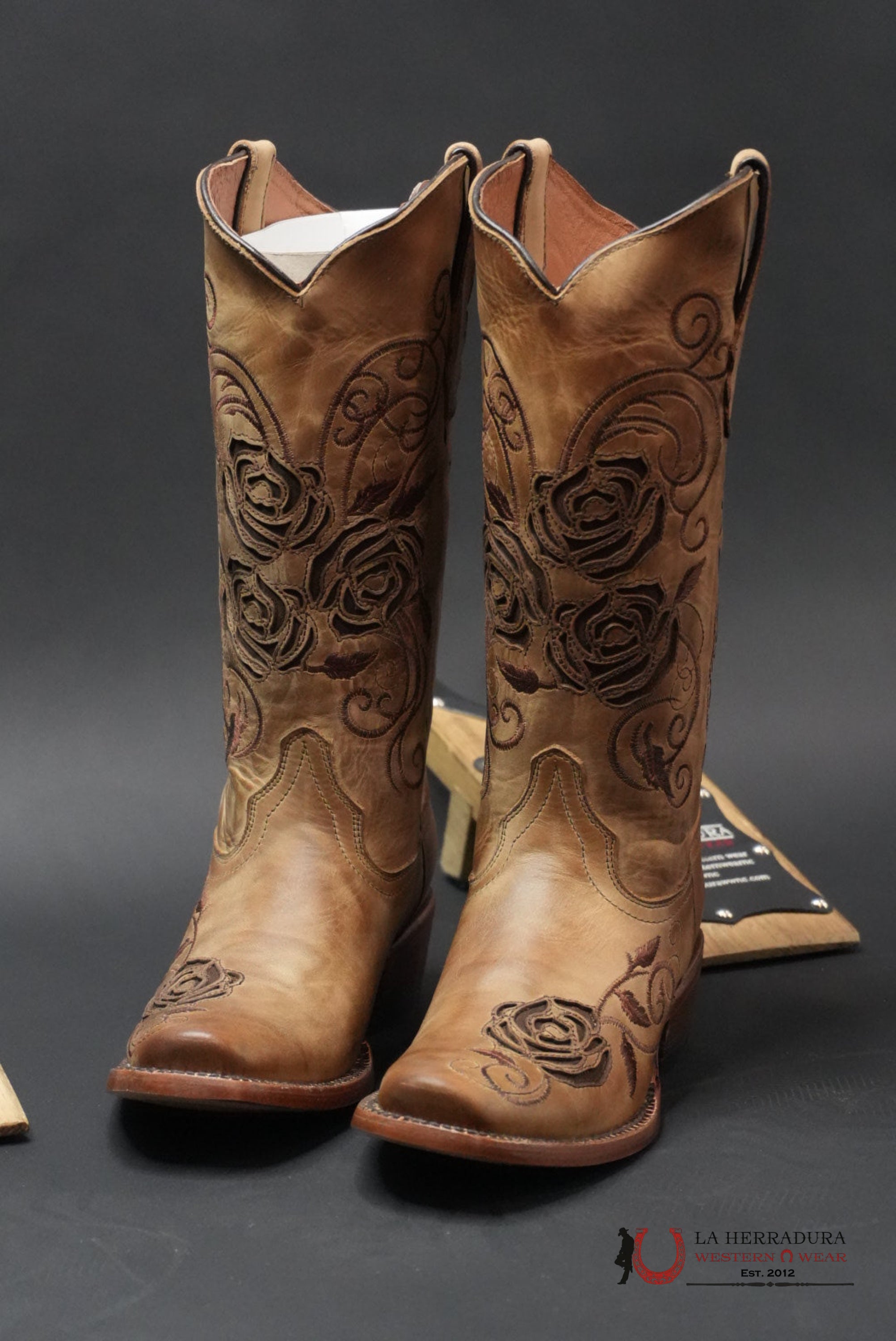 TANNER MARK WOMEN’S MCALLEN SAND WITH BROWN ROSES INLAY BOTAS MUJERES