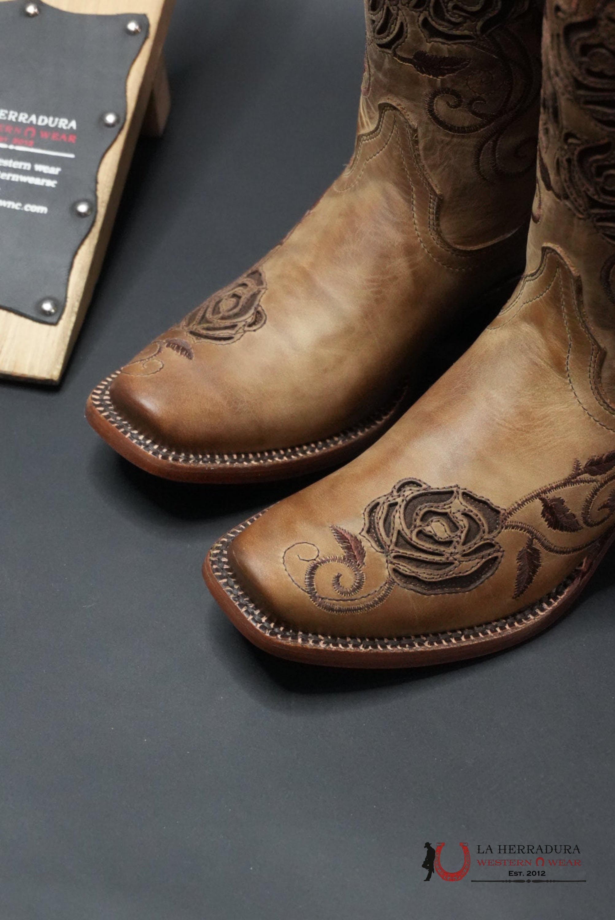 TANNER MARK WOMEN’S MCALLEN SAND WITH BROWN ROSES INLAY BOTAS MUJERES