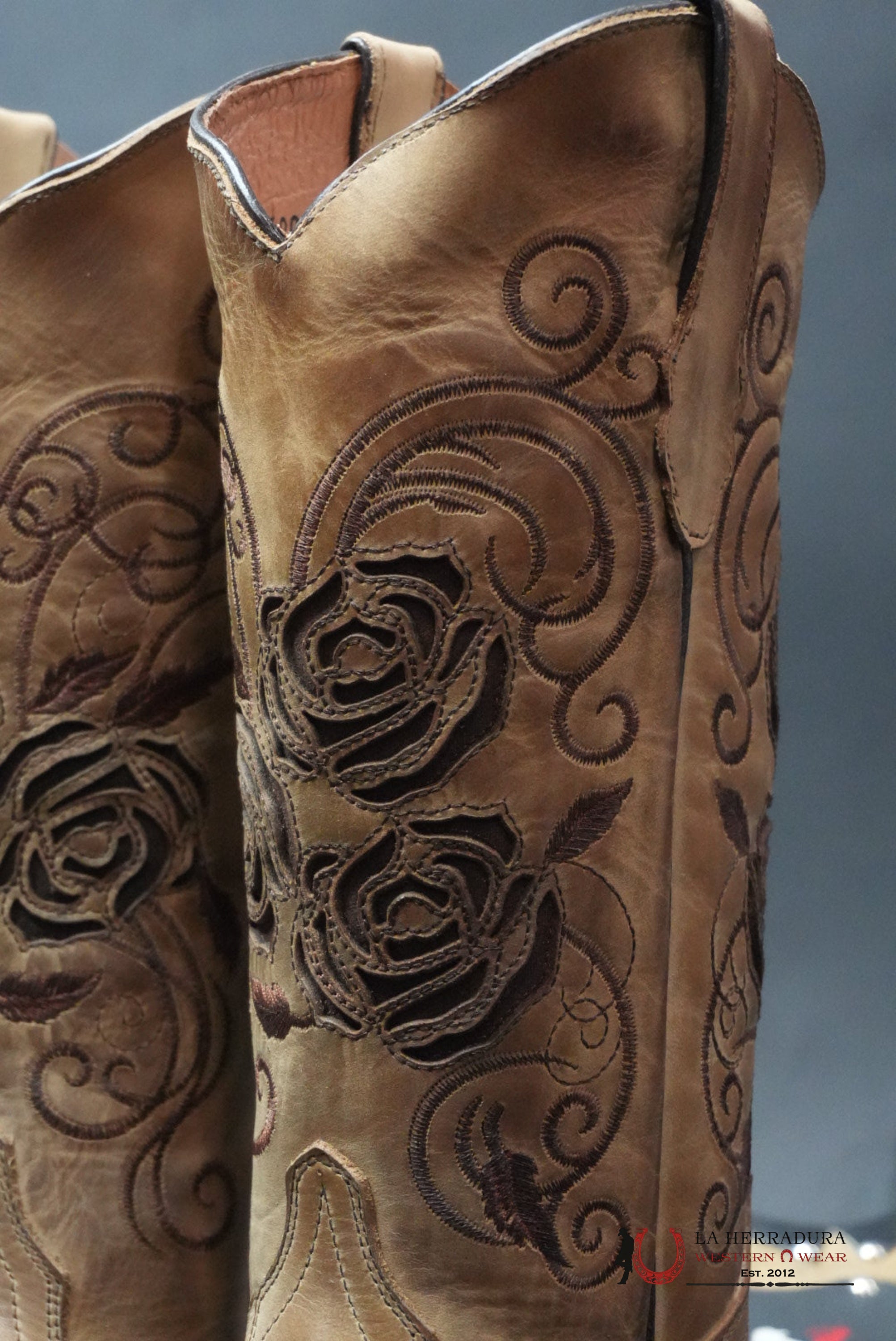 TANNER MARK WOMEN’S MCALLEN SAND WITH BROWN ROSES INLAY BOTAS MUJERES