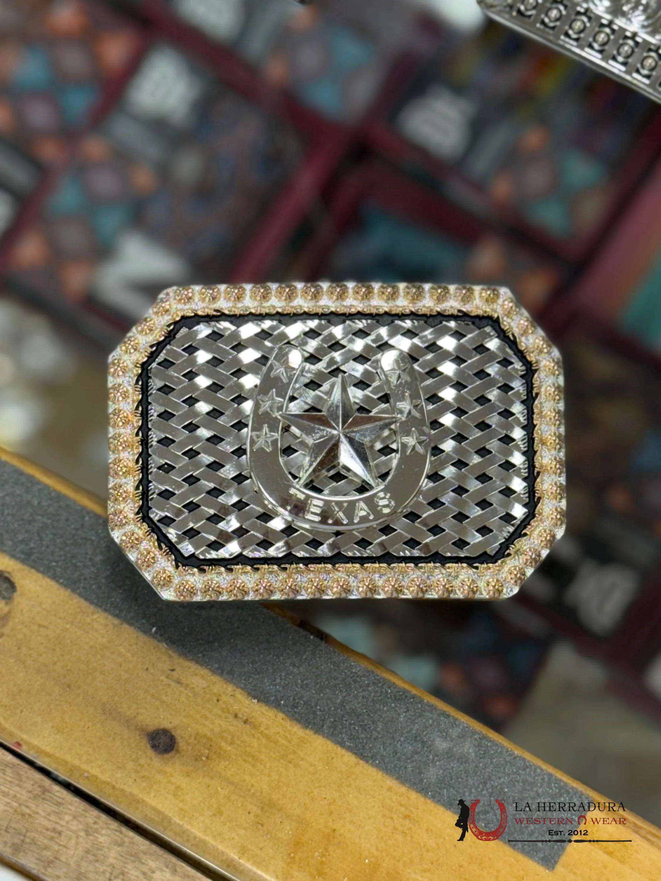 TEXAS HORSE SHOE BLACK AND GOLD DETAILS SQUARE BUCKLE ACCESORIOS