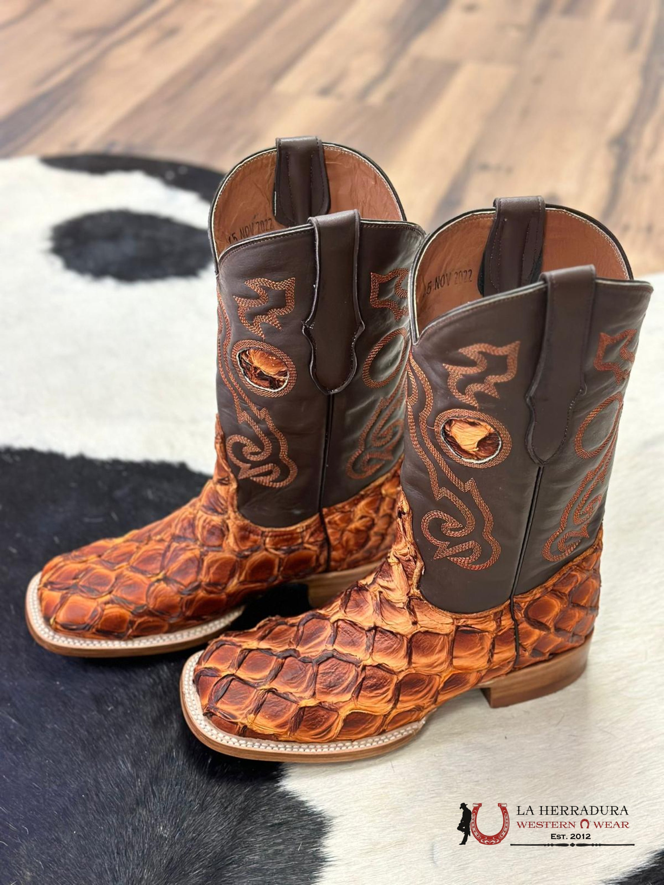 The Stage Coach Boot Co. Square Toe Exotic Orange/Brown Fish Skin Botas Hombres