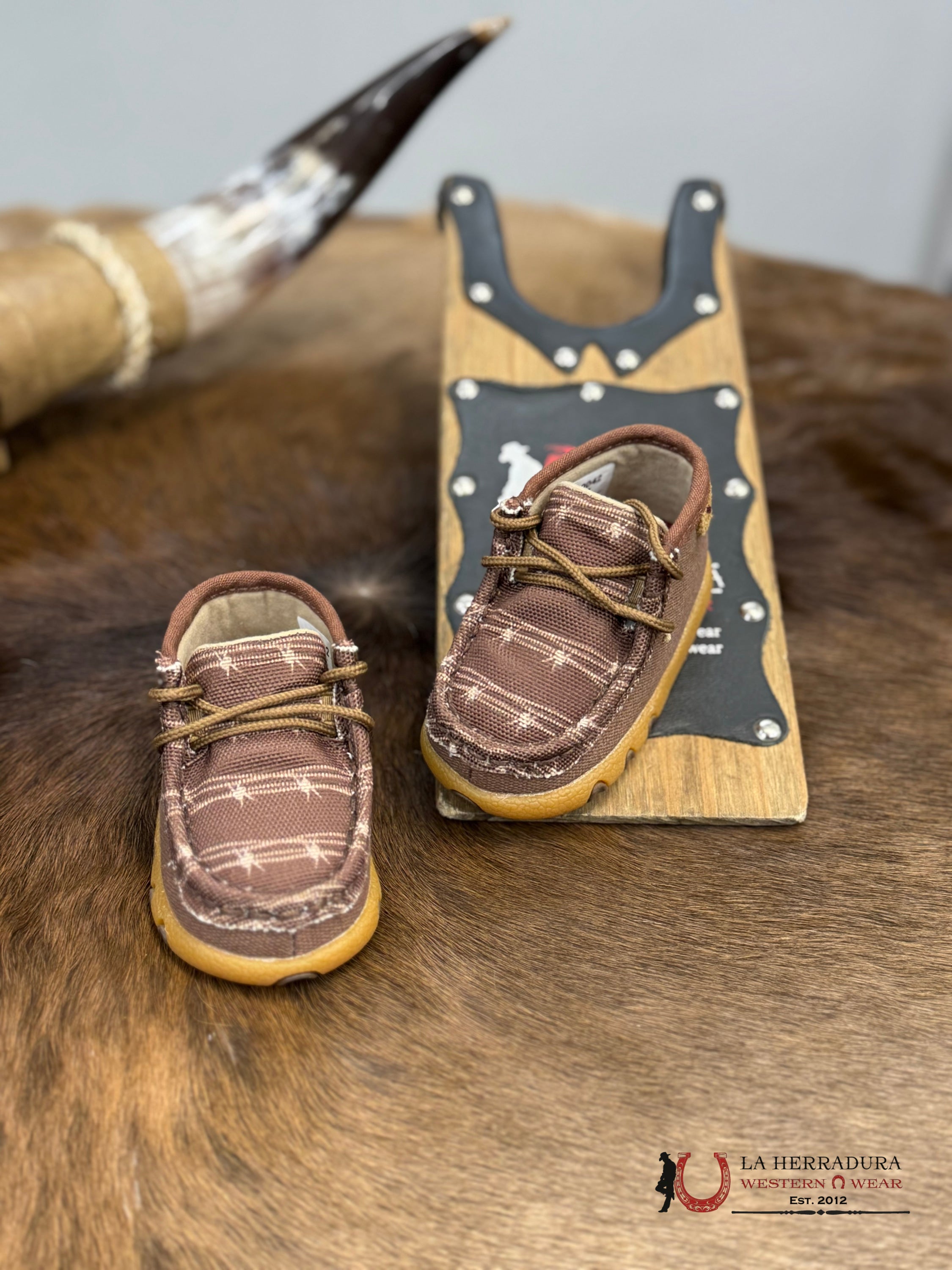 Twisted X Dark Brown And White Niños