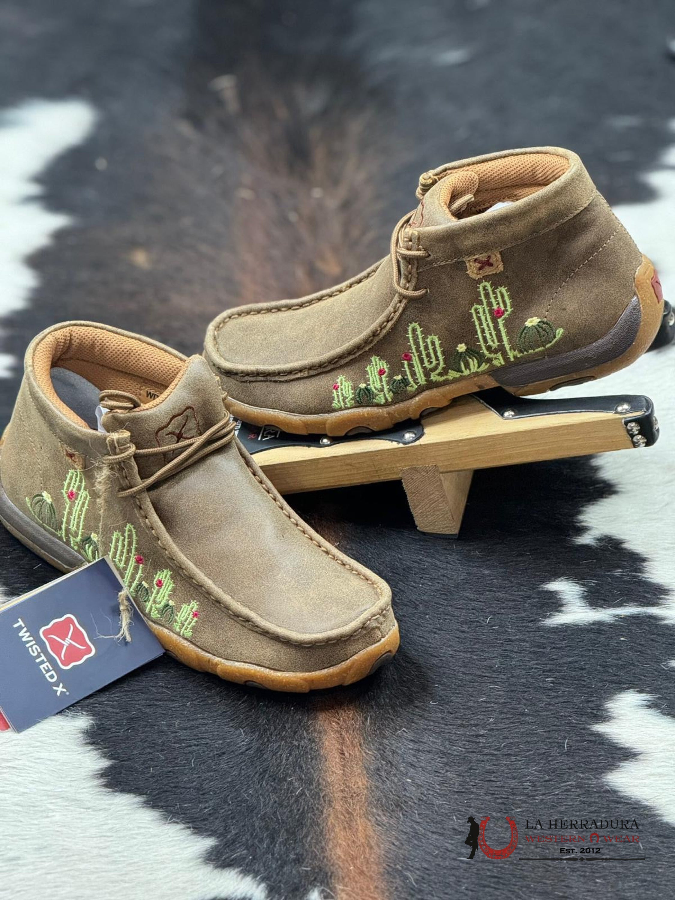 TWISTED X WOMENS CHUKKA DRIVING MOC BOMBER CACTUS CASUAL SHOE -WDM0145