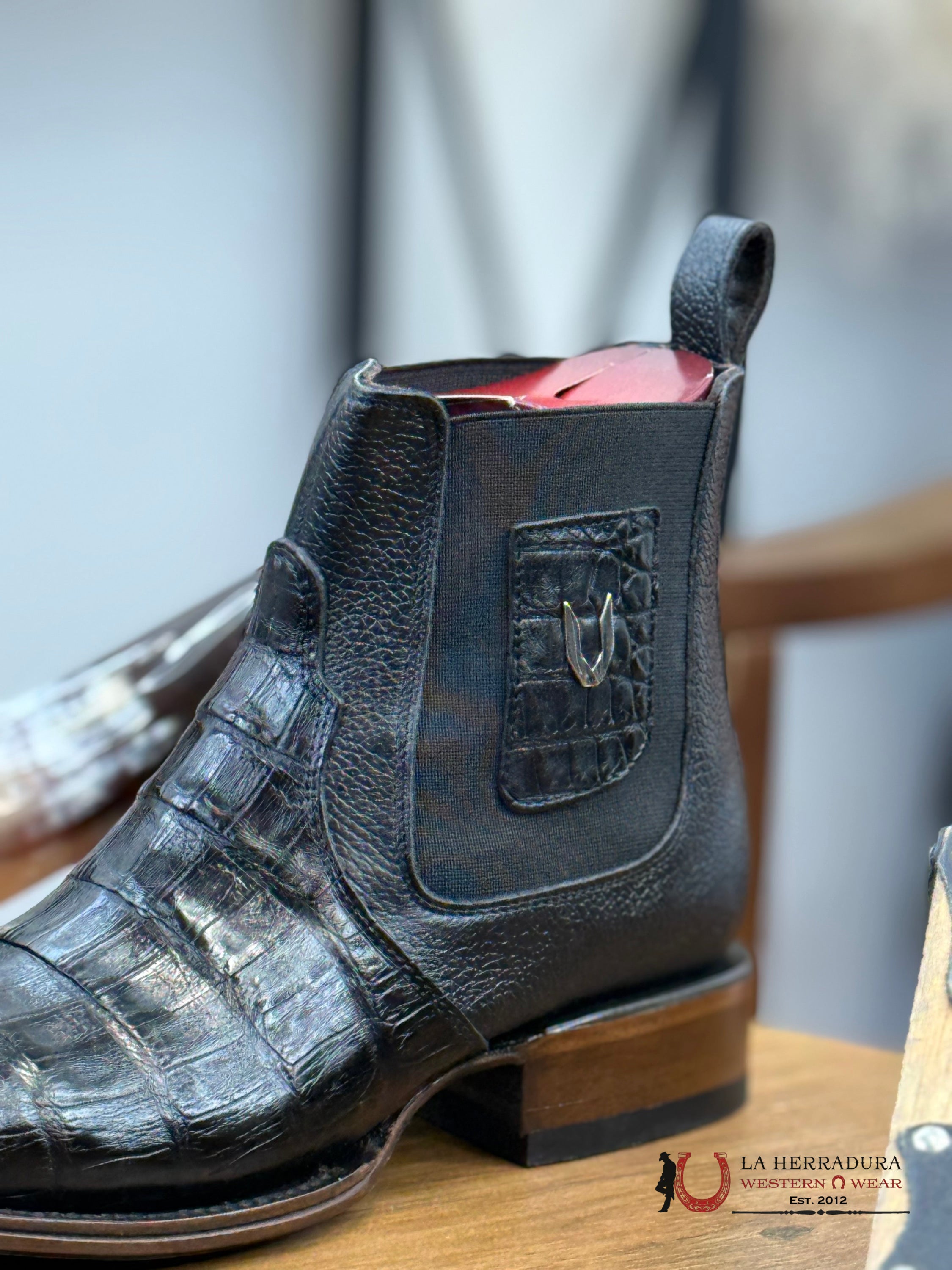 VESTIGIUM SHORT BOOT EXOTICH CAIMAN BELLY BLACK LEATHER - 8205 BOTAS HOMBRES