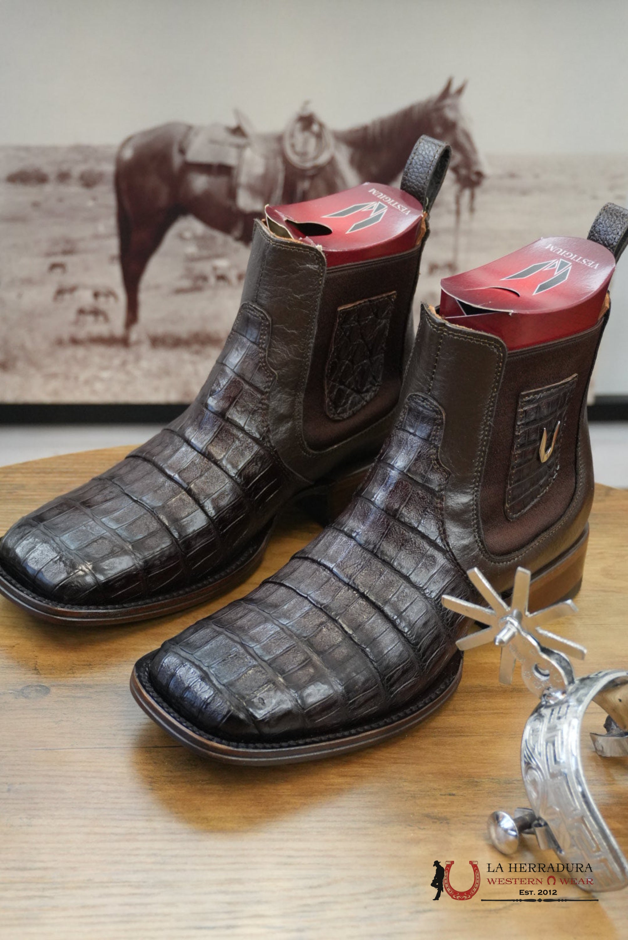 VESTIGIUM SHORTBOOT EXOTIC CAIMAN BELLY BROWN RANCHERO - 8216 BOTAS HOMBRES