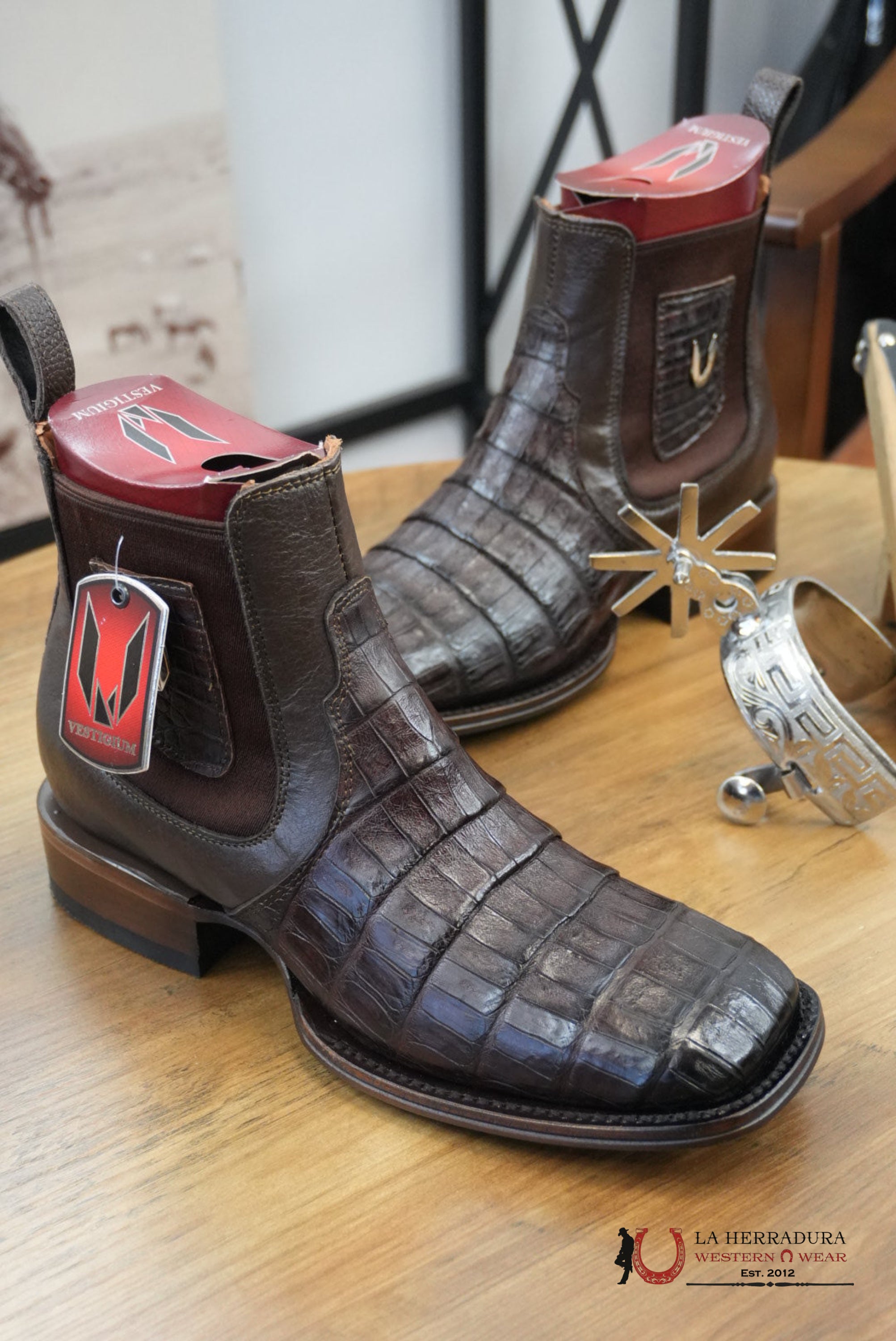 VESTIGIUM SHORTBOOT EXOTIC CAIMAN BELLY BROWN RANCHERO - 8216 BOTAS HOMBRES