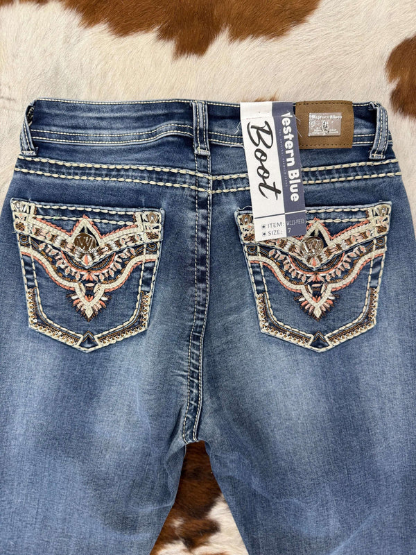 VAQUERO AZUL CLARO DULCE OESTE CON BORDADOS ROSAS Y BLANCOS Y CORTE DE BOTA