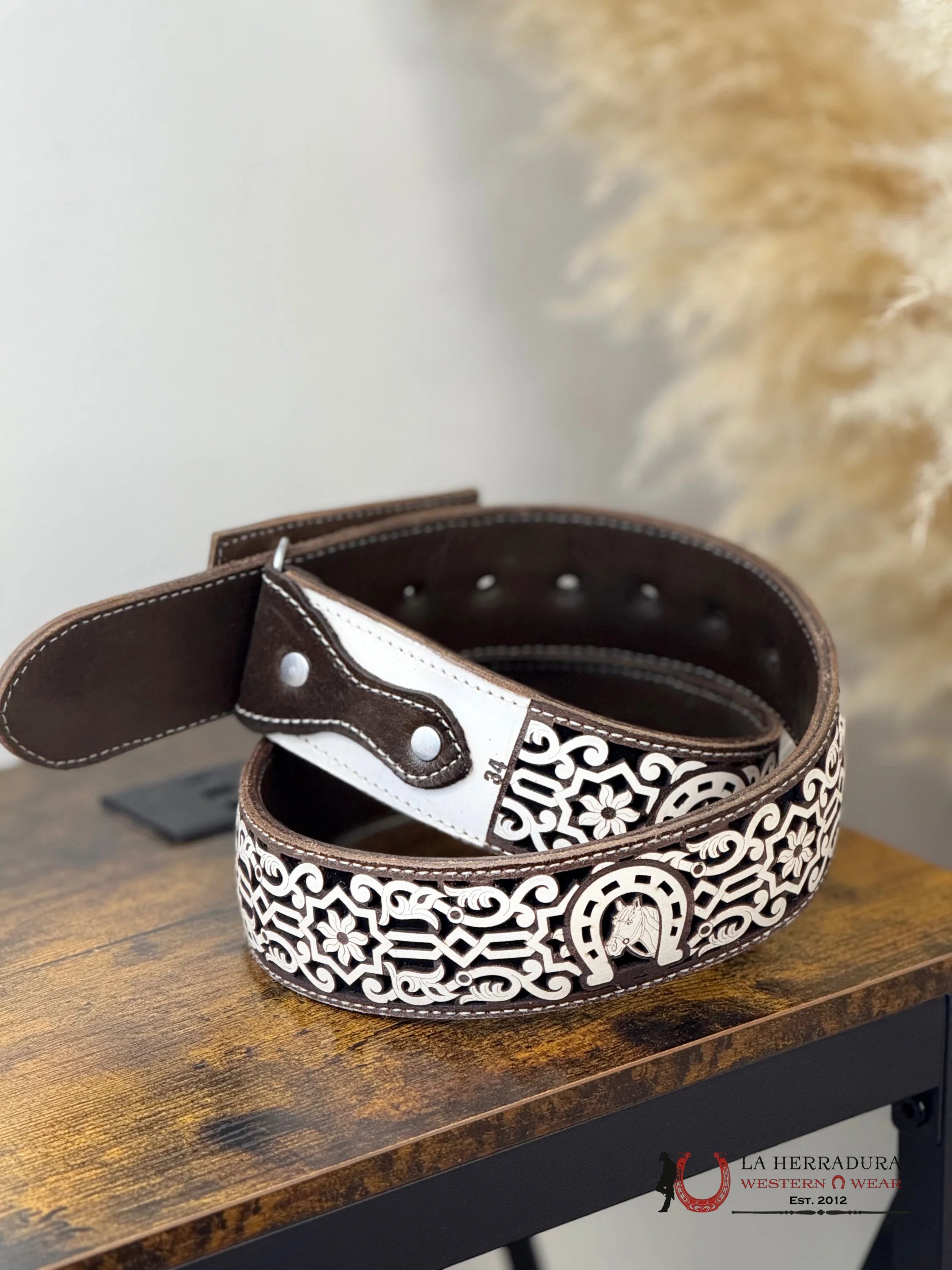 WHITE HORSHOE HORSE STICHING WITH BLACK BACKING MEN BELT CINTURONES HOMBRES