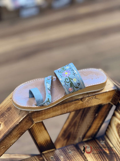 HUARACHE CANCUN BORDADO FLORES AZUL PASTEL PARA MUJER