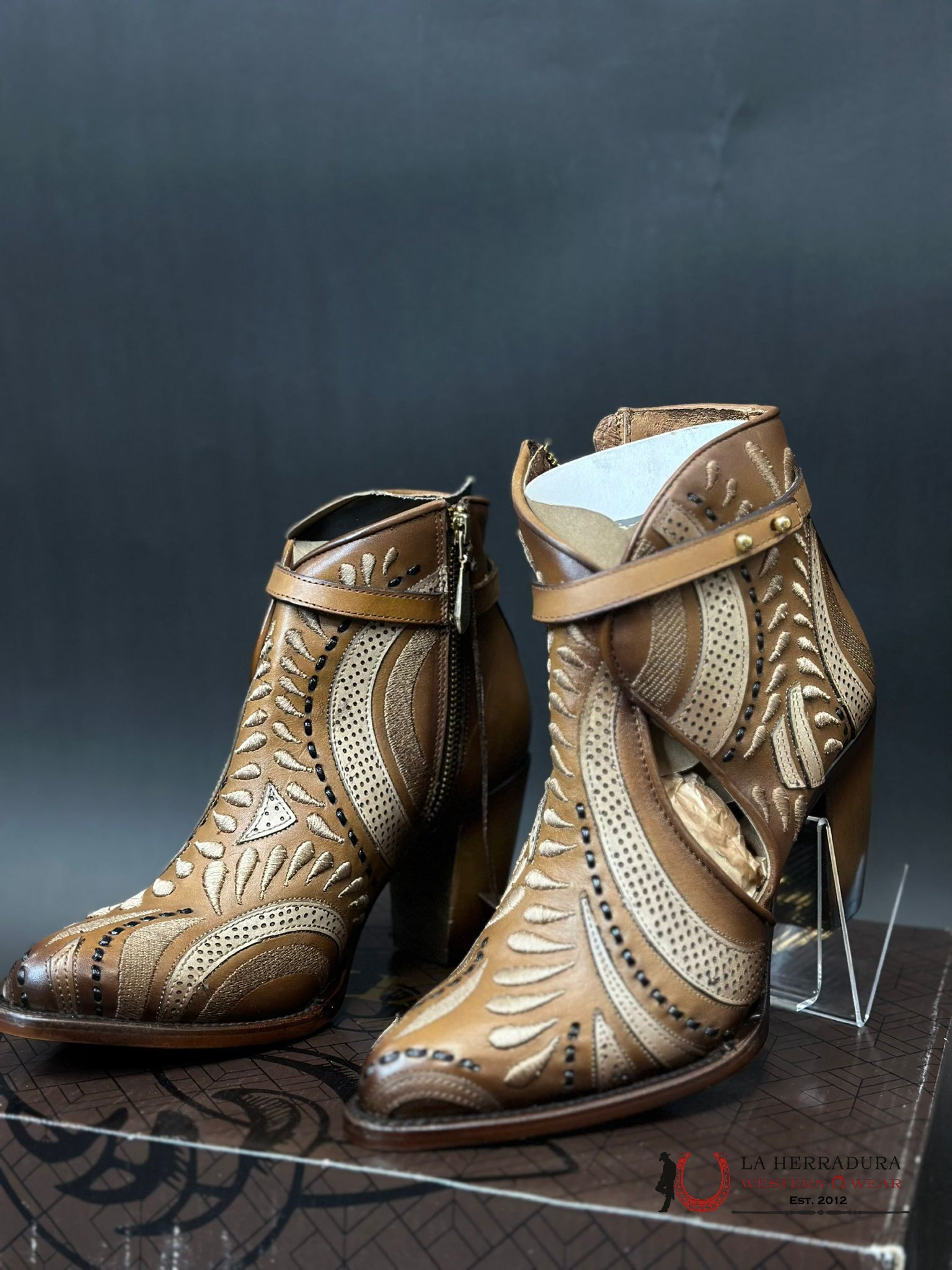 Womens Cuadra Maple Embroidery & Harness Short Boot Botas Mujeres