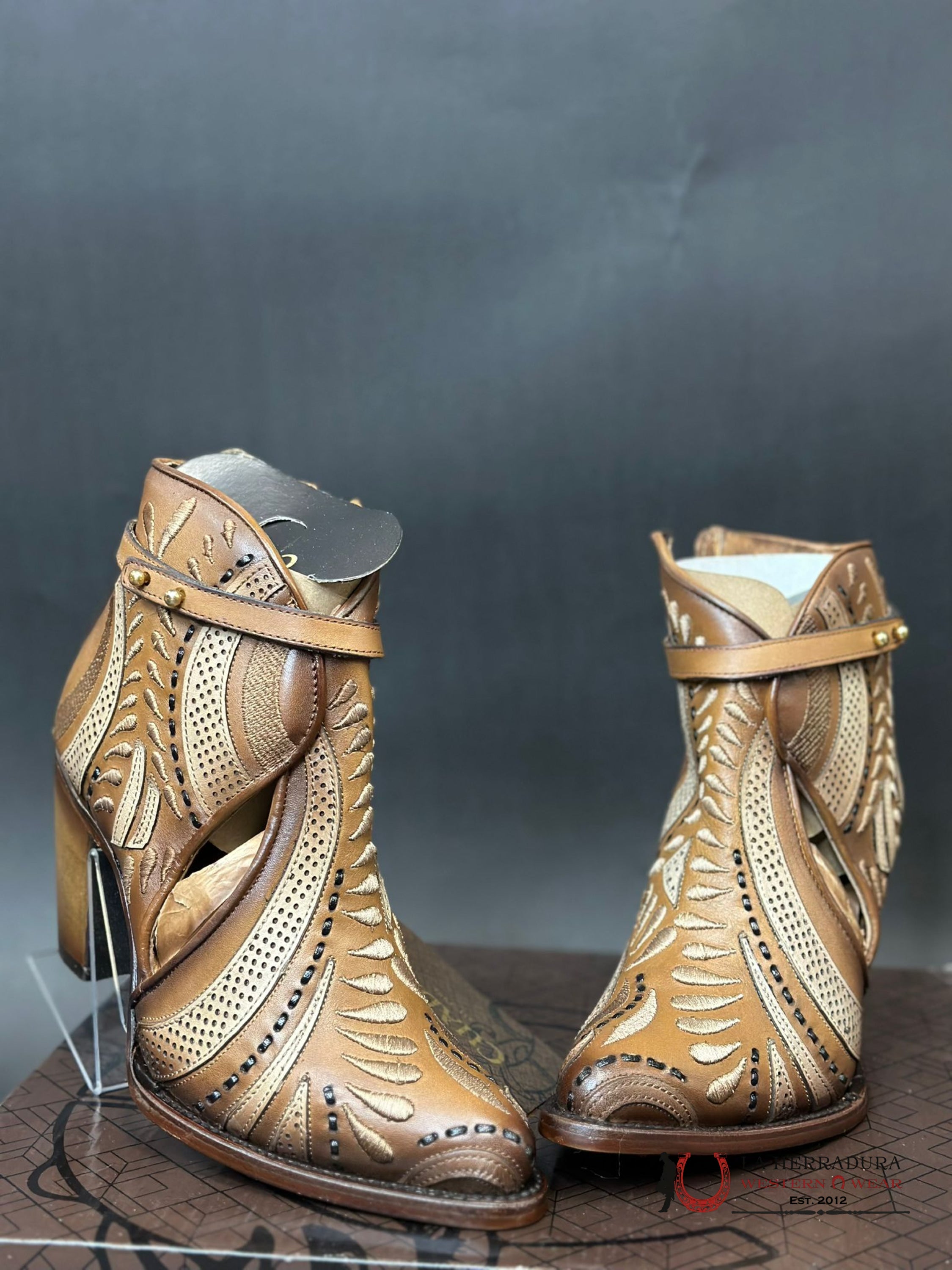 Womens Cuadra Maple Embroidery & Harness Short Boot Botas Mujeres