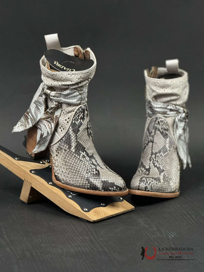 BOTAS DE DAMA CUADRA PIEL PITÓN VIENTRE PLUNGE NATURAL CREMALLERA Y CALADO REDONDO CU570